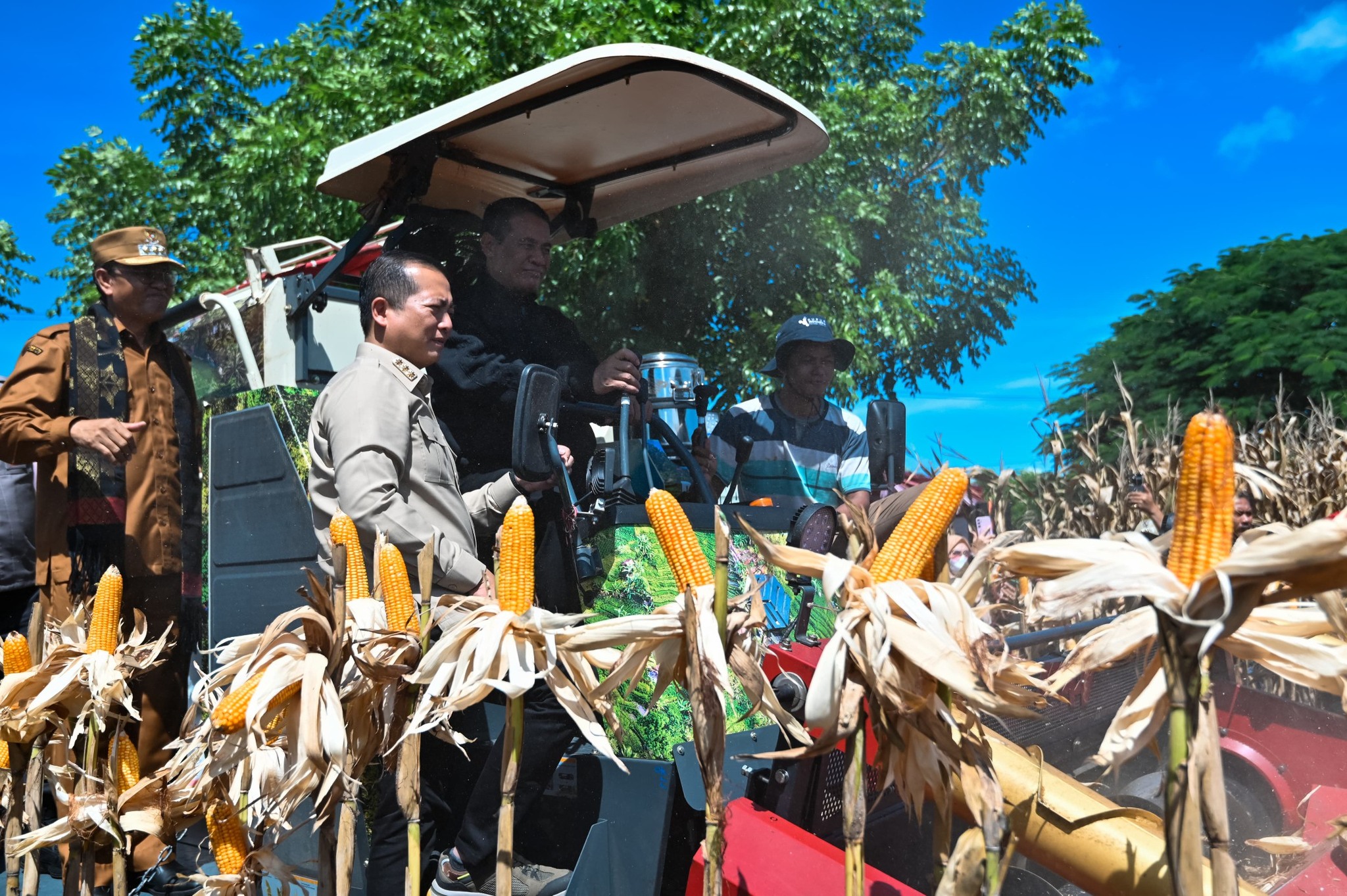 Bupati Sumbawa Syarafuddin Jarot, Gubernur NTB Lalu Muhamad Iqbal bersama Menteri Pertanian Andi Amran Sulaiman, saat melakukan panen raya Jagung di Samota, Sumbawa, tahun lalu. 