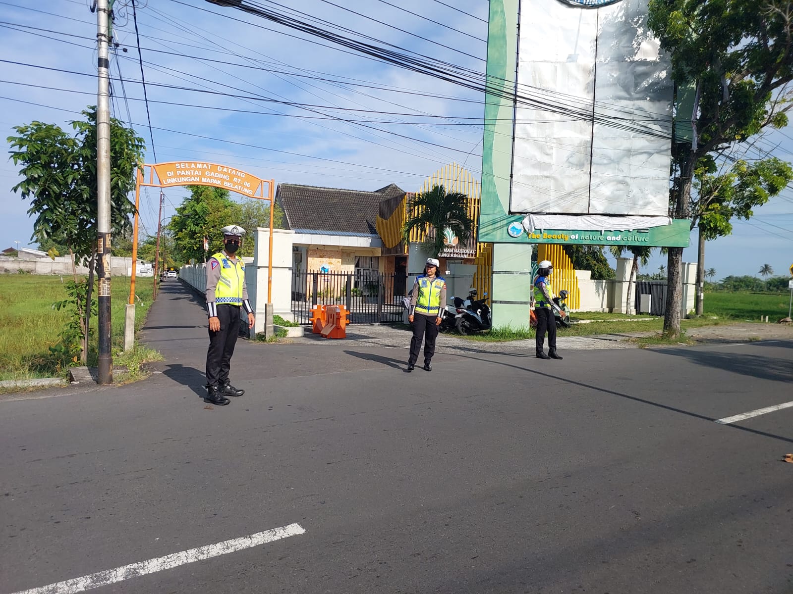 PERSIAPAN PENJAGAAN: Sejumlah personel berjaga di pintu masuk menuju kawasan wisata Pantai Mapak, Mataram, Kamis (26/3).  
