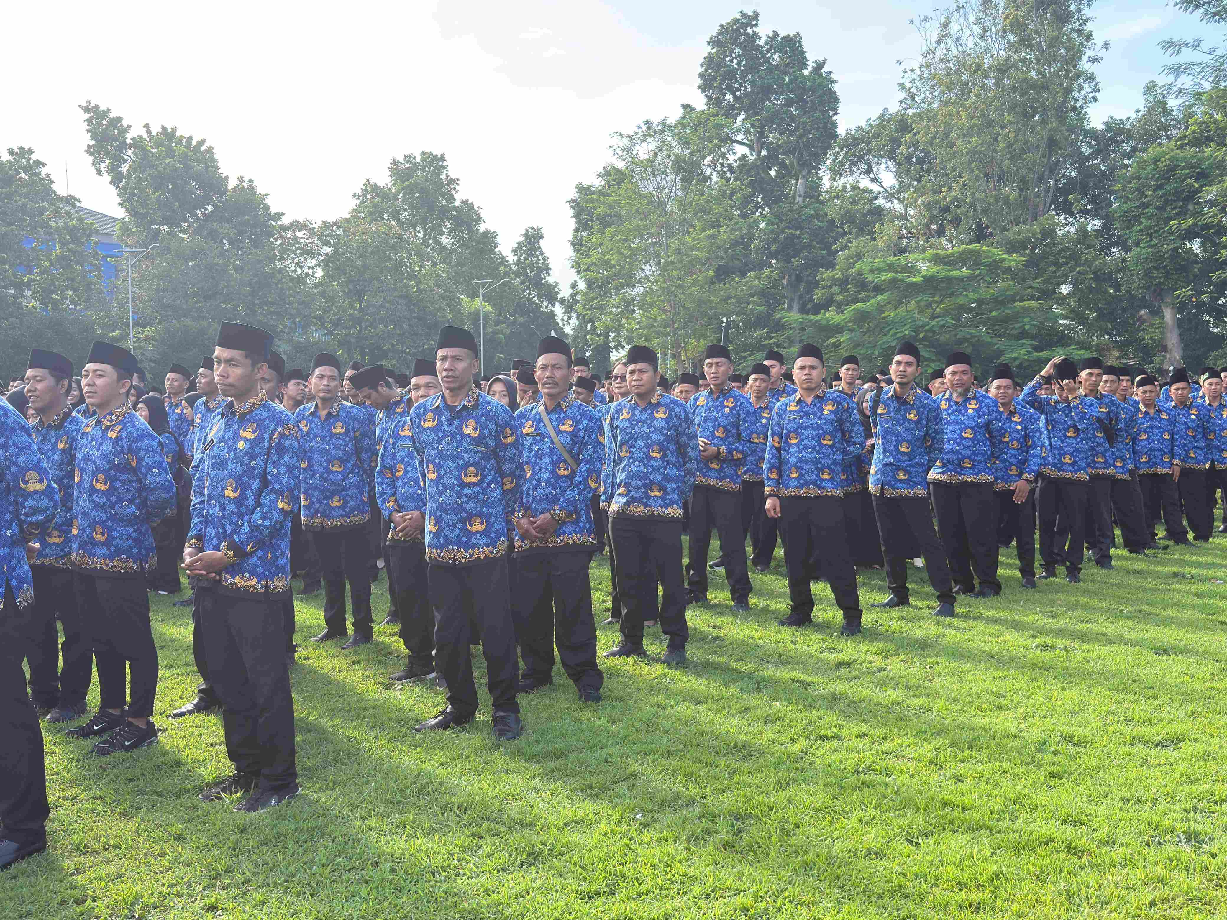BERGABUNG: PPPK paro waktu saat mengikuti upacara penyerahan SK pengangkatan, di lapangan Bumi Gora, Kantor Gubernur NTB, akhir Desember 2025 lalu. 