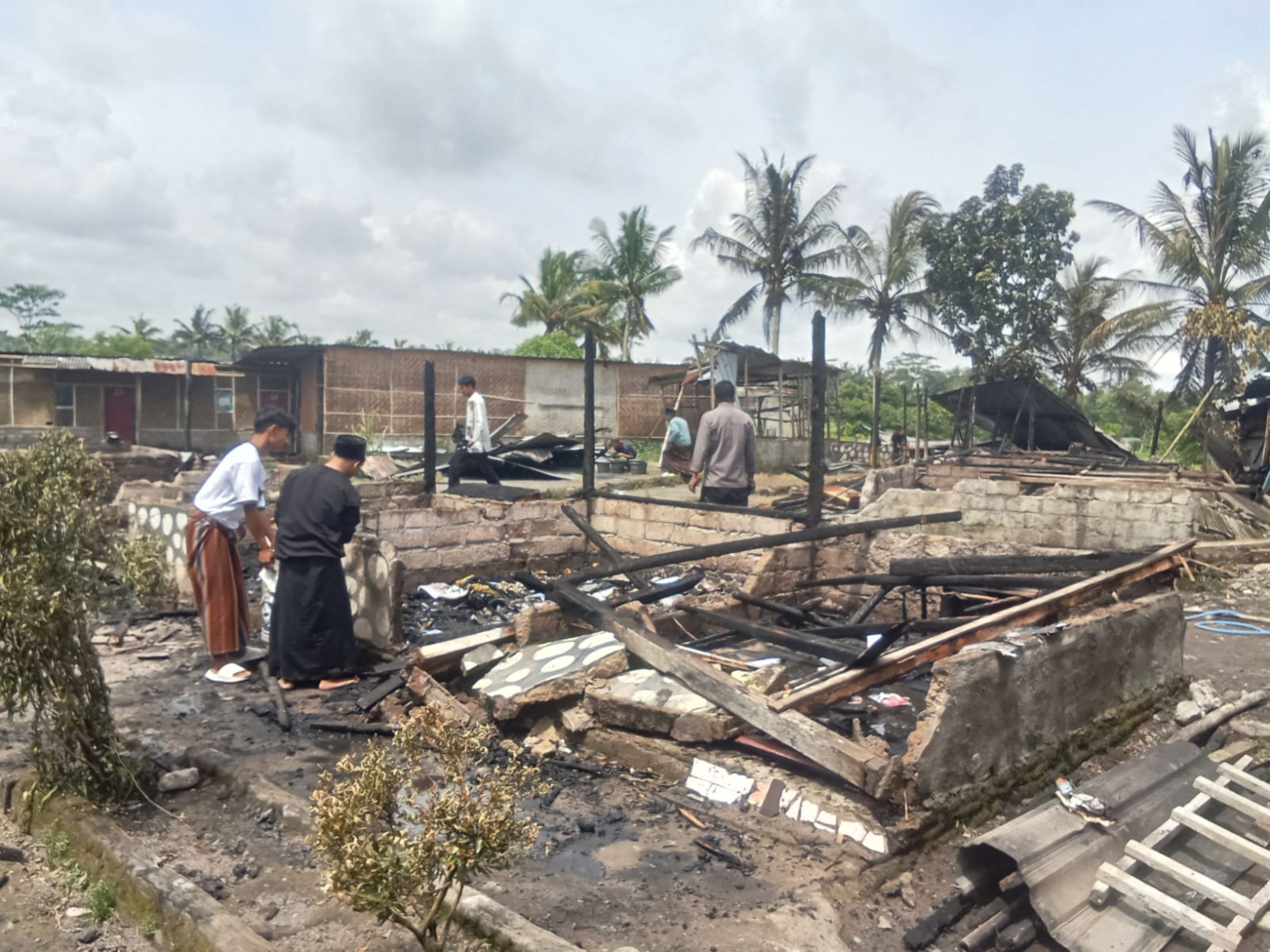 Puluhan asrama putra Pondok Pesantren Safinatunnaja NW Repok Oat di Dusun Kekadusan Perentek, Desa Pengadang, Praya Tengah, Lombok Tengah hangus terbakar, Senin (23/3) lalu.