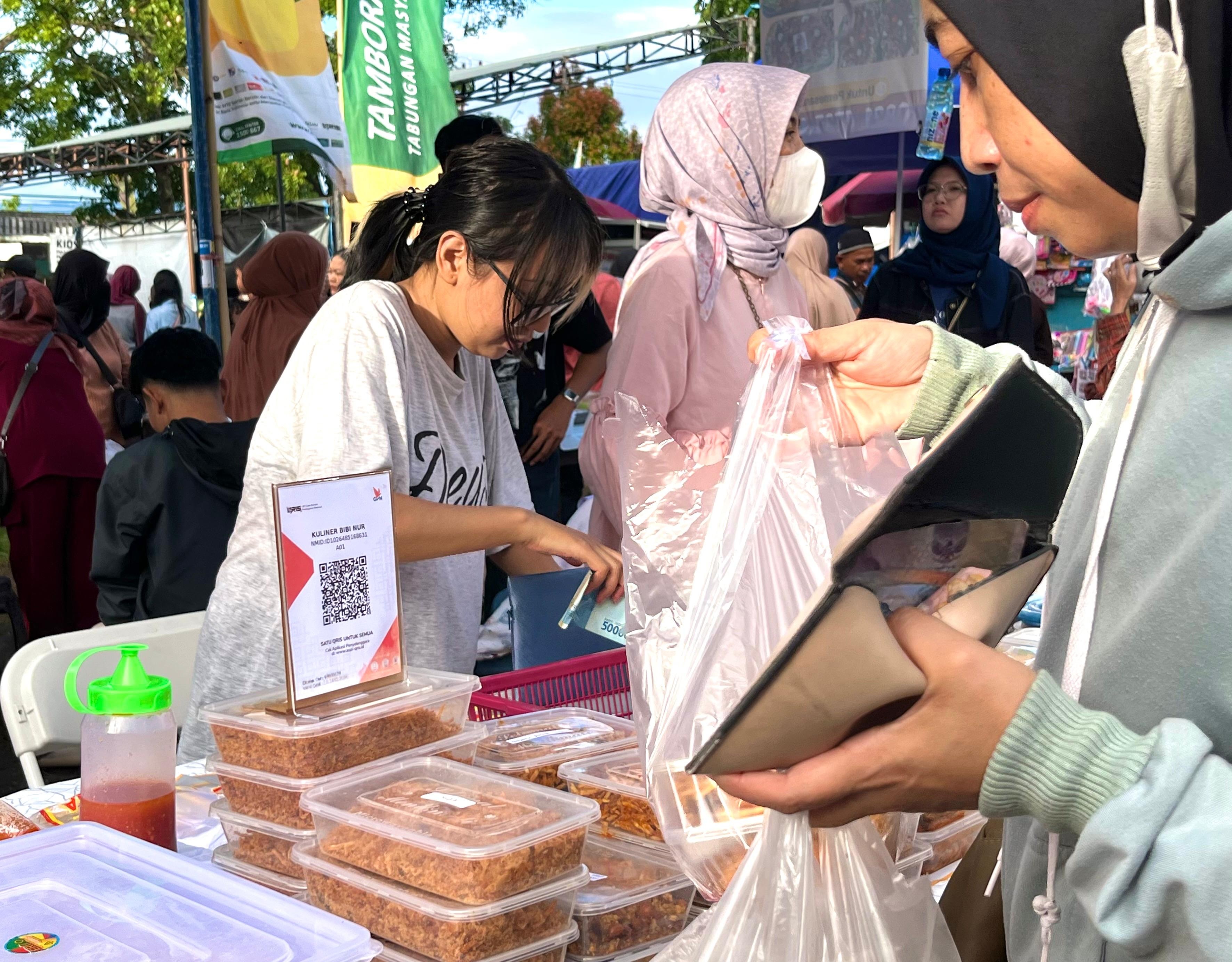 MERCHANT QRIS: Salah satu pedagang yang menggunakan QRIS sebagai alternatif pembayaran dalam kegiatan bazar kuliner Ramadan di Mataram, beberapa waktu lalu.