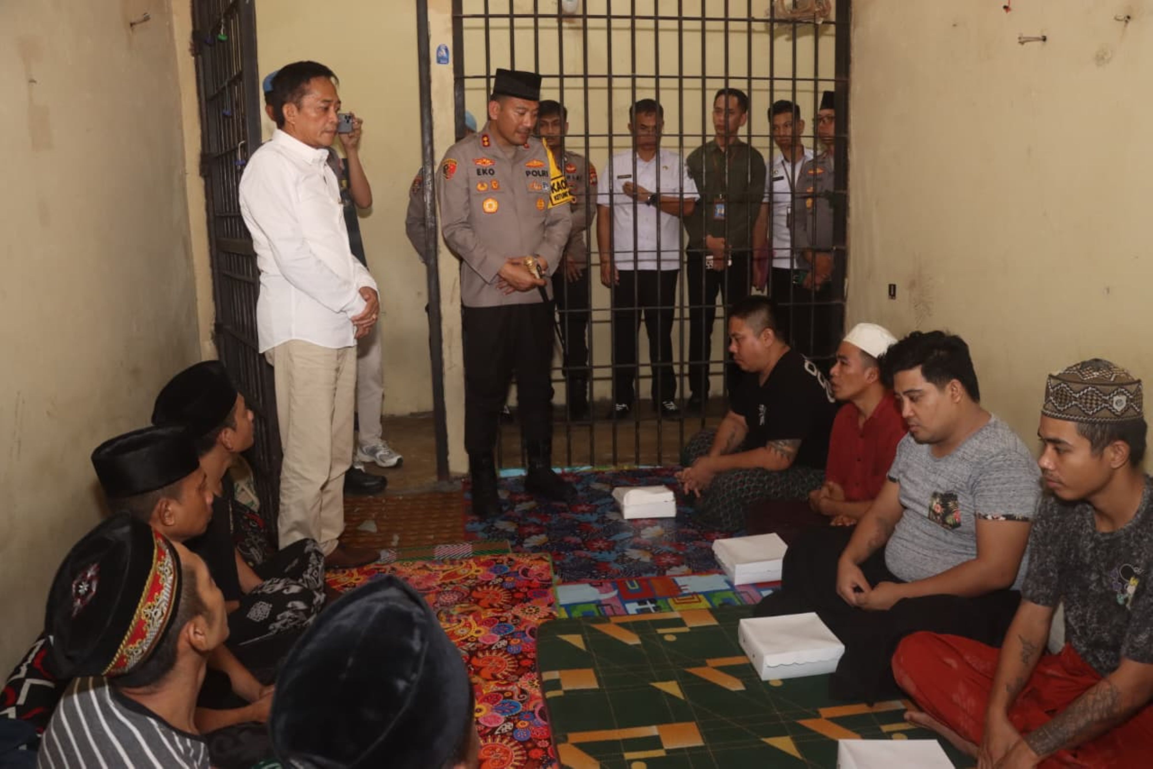 Kapolres Loteng AKBP Eko Yusmiarto dan Bupati Loteng Lalu Pathul Bahri berikan motivasi kepada para tahanan di Rutan Polres Loteng, Kamis (26/3).