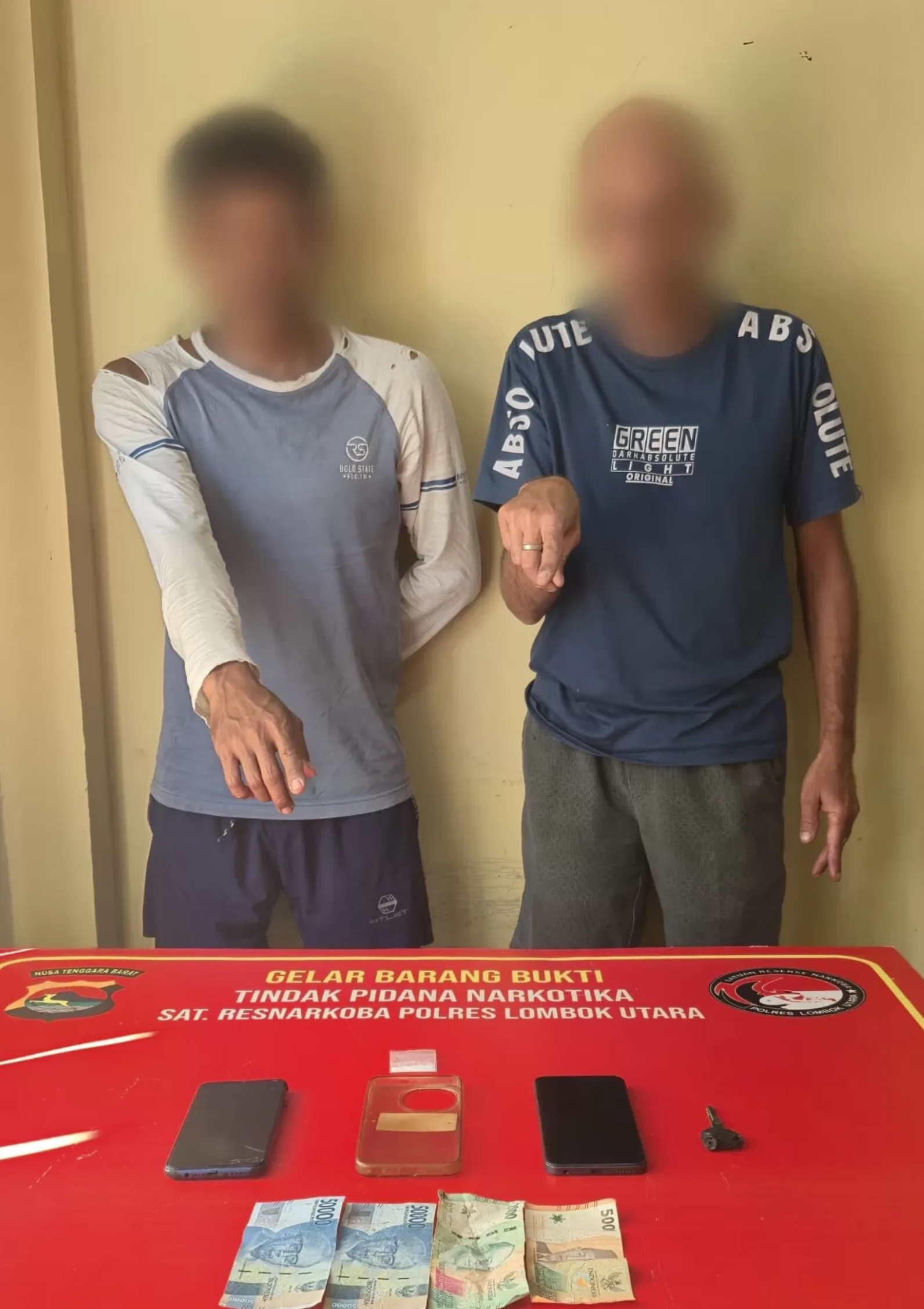 DITANGKAP POLISI: WNA asal Prancis Ludovic Roche alias Ali bersama rekannya menunjukkan barang bukti usai ditangkap tim Opsnal Satnarkoba Polres Lotara.