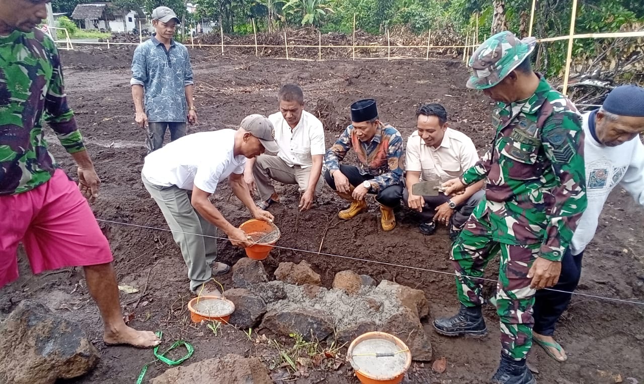 ADA YANG PAKAI ASET DAERAH: Peletakan batu pertama pembangunan gerai KDMP di salah satu desa di Lombok Utara.