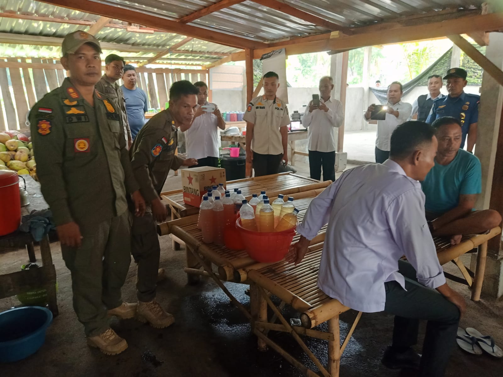 MERESAHKAN: Sebuah kafe di Desa Anyar, Kecamatan Bayan akhirnya ditertibkan petugas, Rabu (25/3).