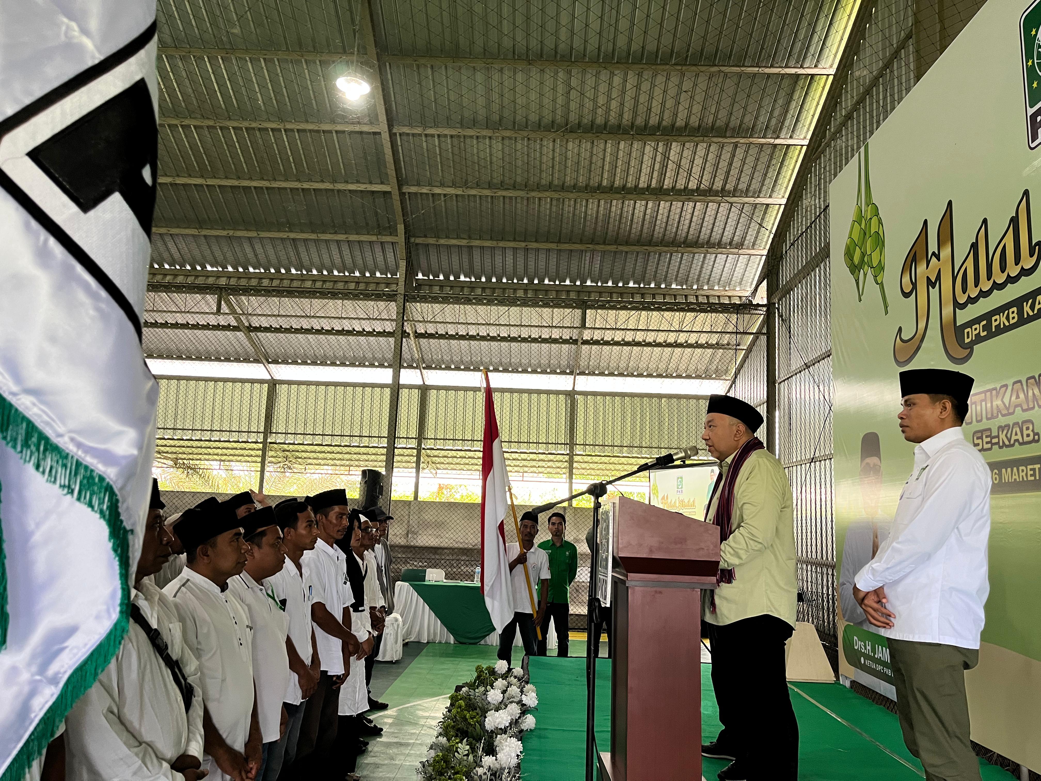 PANASKAN MESIN: Ketua DPW PKB NTB Lalu Hardian Irfani mengukuhkan DPRT di seluruh desa se Lombok Utara.