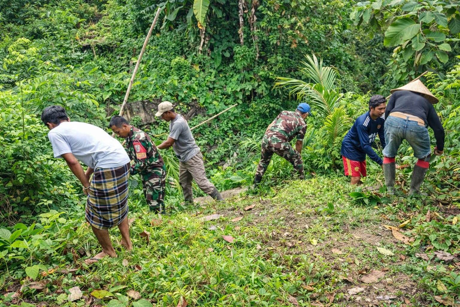 KOMPAK: Warga Gitak Demung, Desa Genggelang dengan beberapa anggota TNI Gotong Royong bangun jembatan.