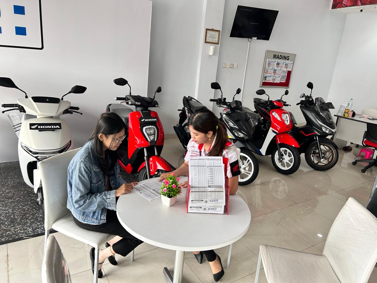 Deretan produk honda di salah satu showroom Dealer Astra Motor di Pulau Lombok