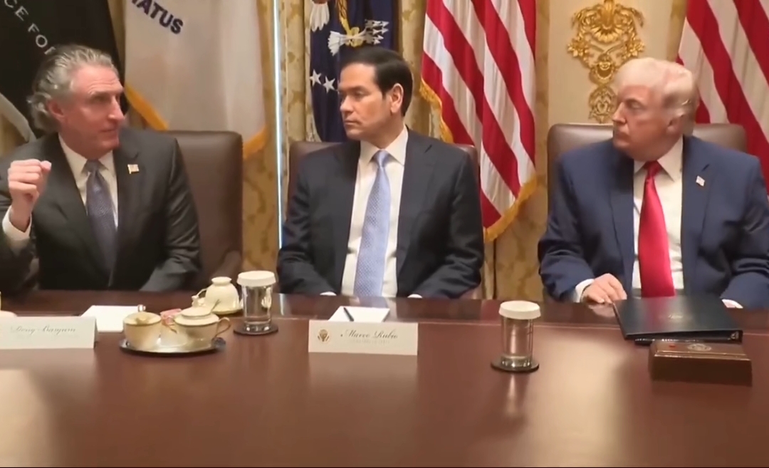 Menteri Dalam Negeri AS Doug Burgum bersama Presiden AS Donald Trump dan pejabat lainnya. 