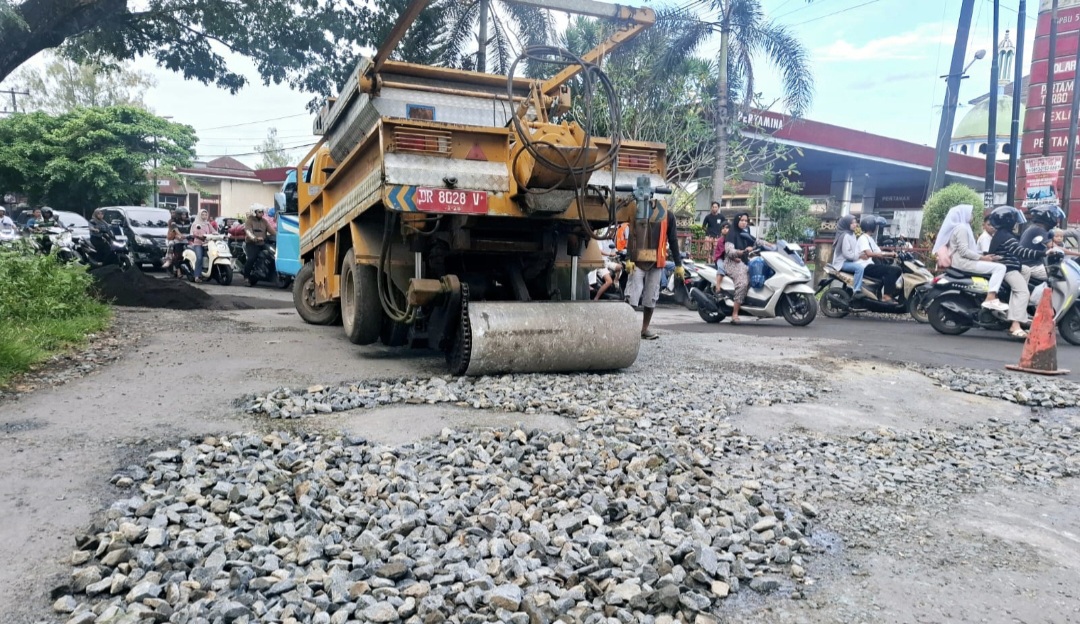 Dinas PUPR Lombok Tengah melalui supervisi Dinas PUPRPKP NTB memperbaiki jalan di ruas Taman Biao, Praya, Lombok Tengah, beberapa waktu lalu. 