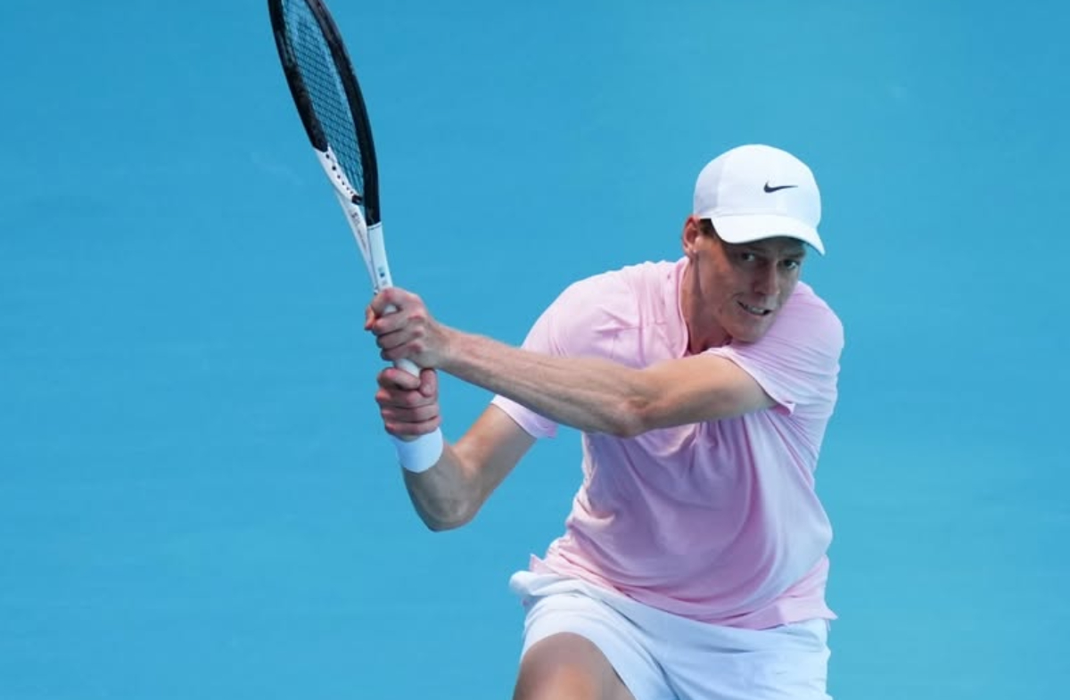 Jannik Sinner menggila di Miami Open, hancurkan Tiafoe dan semakin dekat meraih Sunshine Double usai lolos ke semifinal.