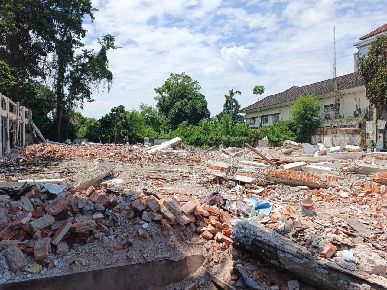 Puing-puing yang tersisa dari Gedung Wanita, Jumat (27/3).