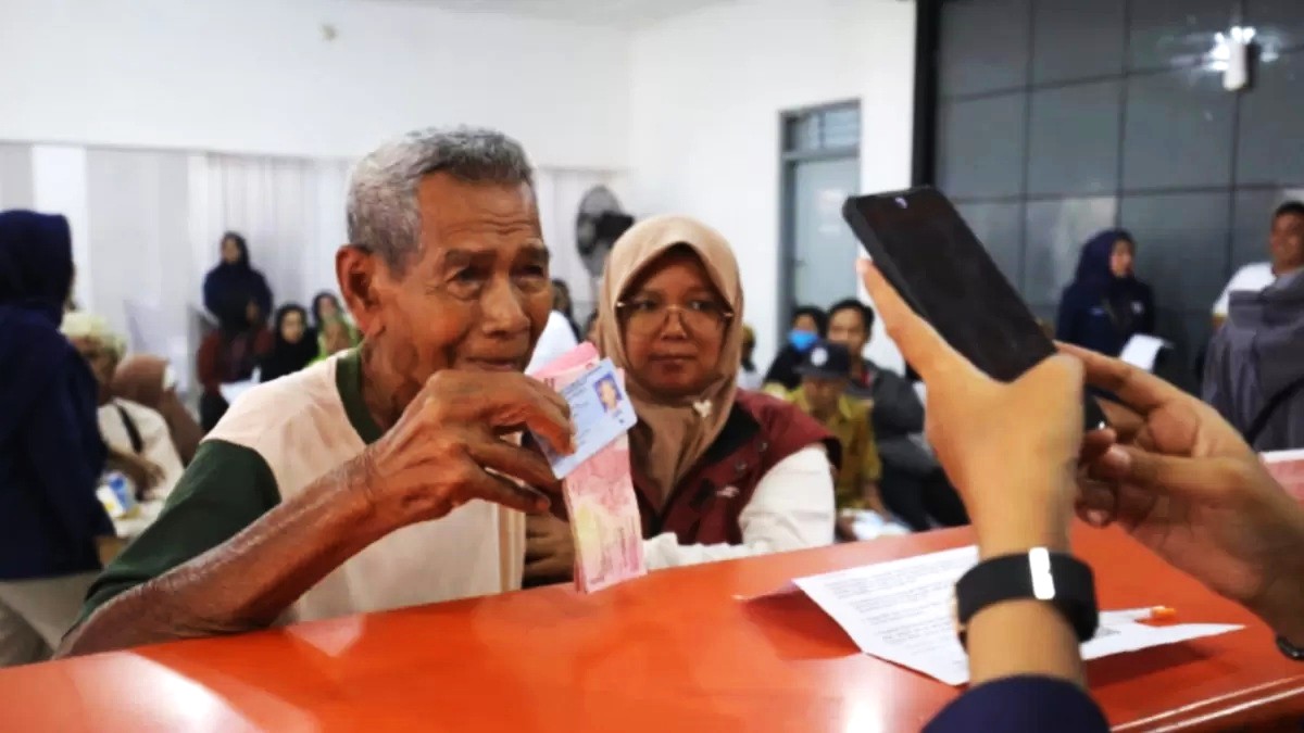 Ilustrasi penyaluran bansos kepada KPM baru via Kantor Pos.