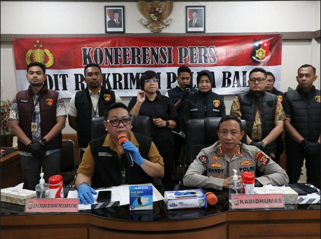 JELASKAN: Direskrimum Polda Bali Kombespol I Gede Adhi Mulyawarman didampingi Kabid Humas Polda Bali Kombespol Ariasandy saat rilis terkait tiga wisman yang jadi korban kekerasan seksual.