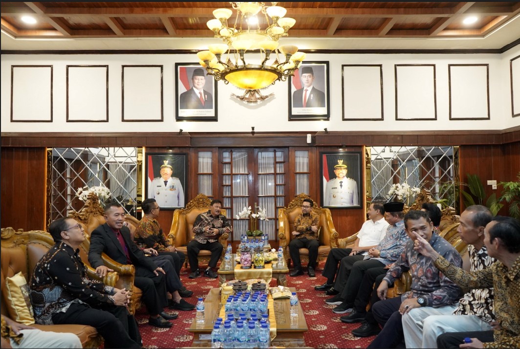 JALIN KOMUNIKASI: Bupati Nganjuk Marhaen Djumadi dan Wakil Bupati Nganjuk Trihandy Cahyo Saputro bincang dengan para diaspora atau perantau asal Nganjuk di Nganjuk (22/3).Pertemuan diikuti 230 orang.