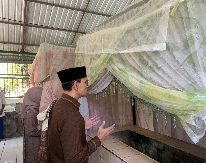 Wali Kota Mataram Mohan Roliskana saat melakukan ziarah kubur di Makam Bintaro peri gati Lebaran Topat. 