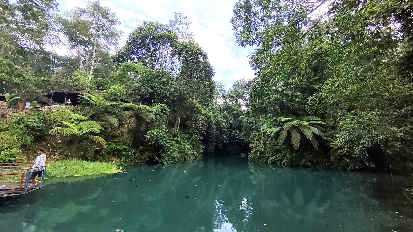 MASIH DIMINATI: Sejumlah pengunjung berswafoto dengan latar pemandangan alam Danau Biru Karang Sidemen, Batukliang Utara, Lombok Tengah, Jumat (27/3).