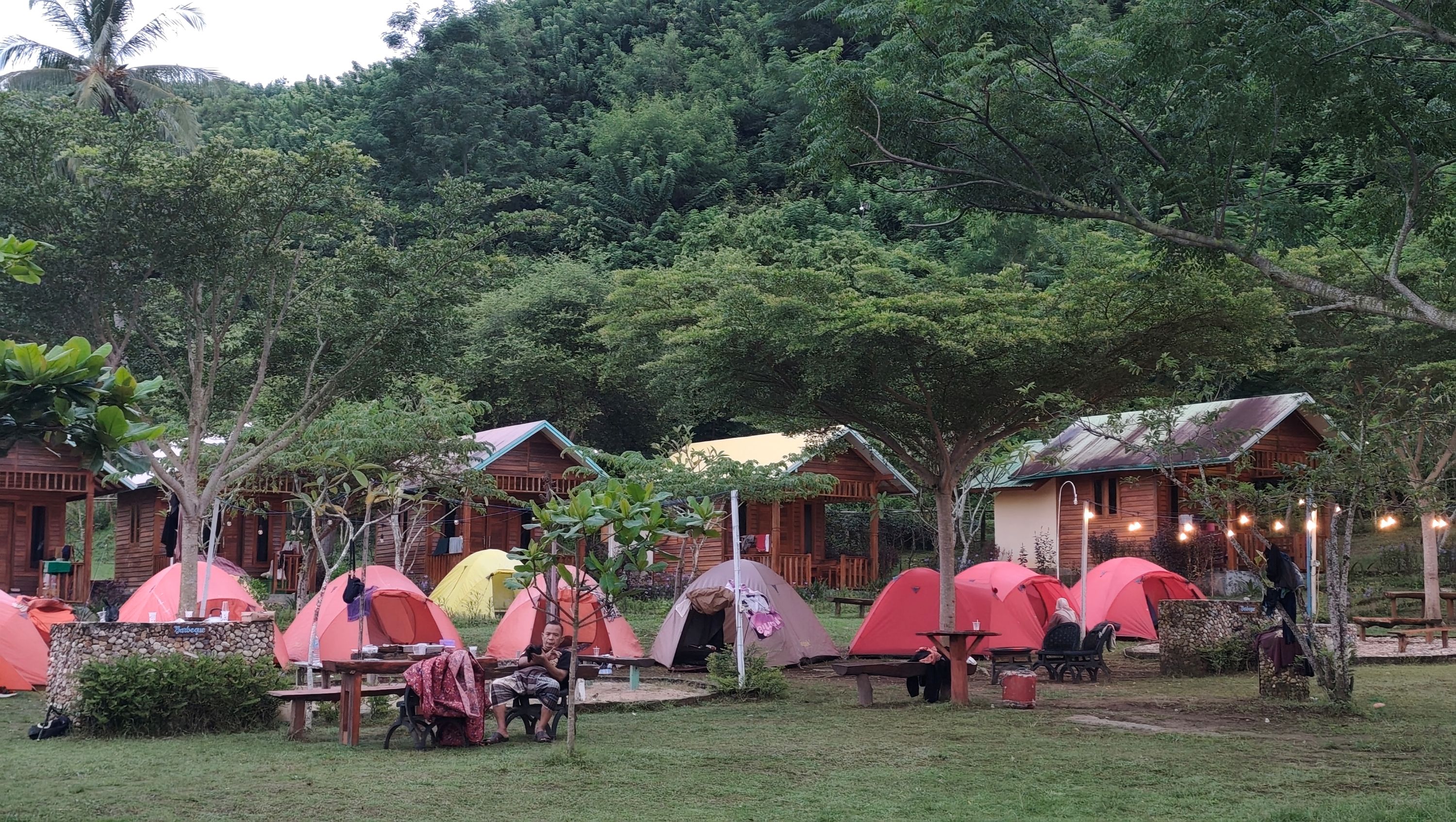 Beach Camp Lombok di Desa Sekotong Barat, Lombok Barat menjadi salah satu destinasi wisata yang kian diminati oleh wisatawan untuk berlibur di Pulau Lombok.