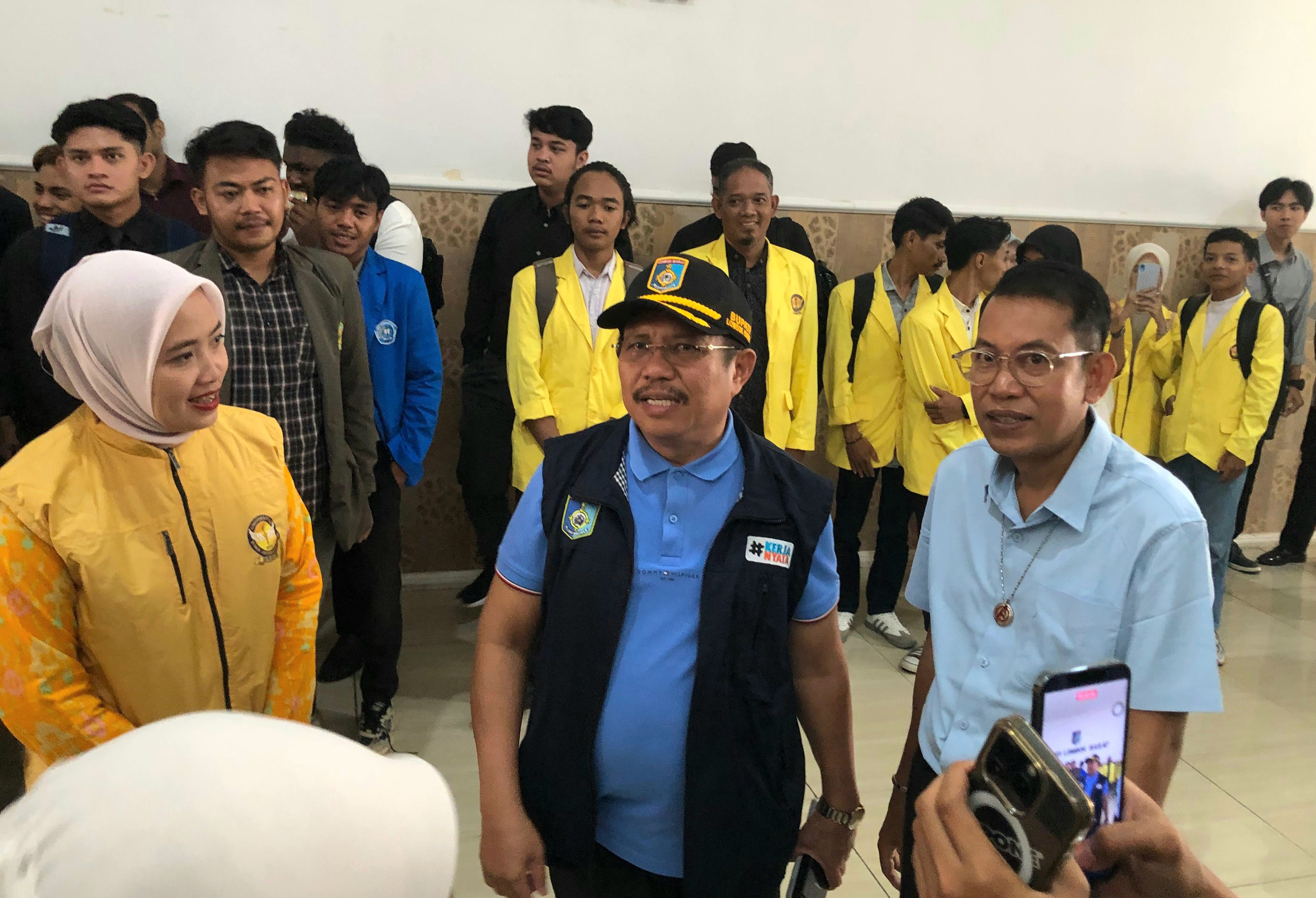 KOLABORASI: Bupati Lombok Barat Lalu Ahmad Zaini bersama Rektor Unbim MFH Apt. Ajeng Dian Pertiwi, M.Farm saat menerima mahasiswa dari lima perguruan tinggi yang akan KKN di Lombok Barat, Jumat (27/3)