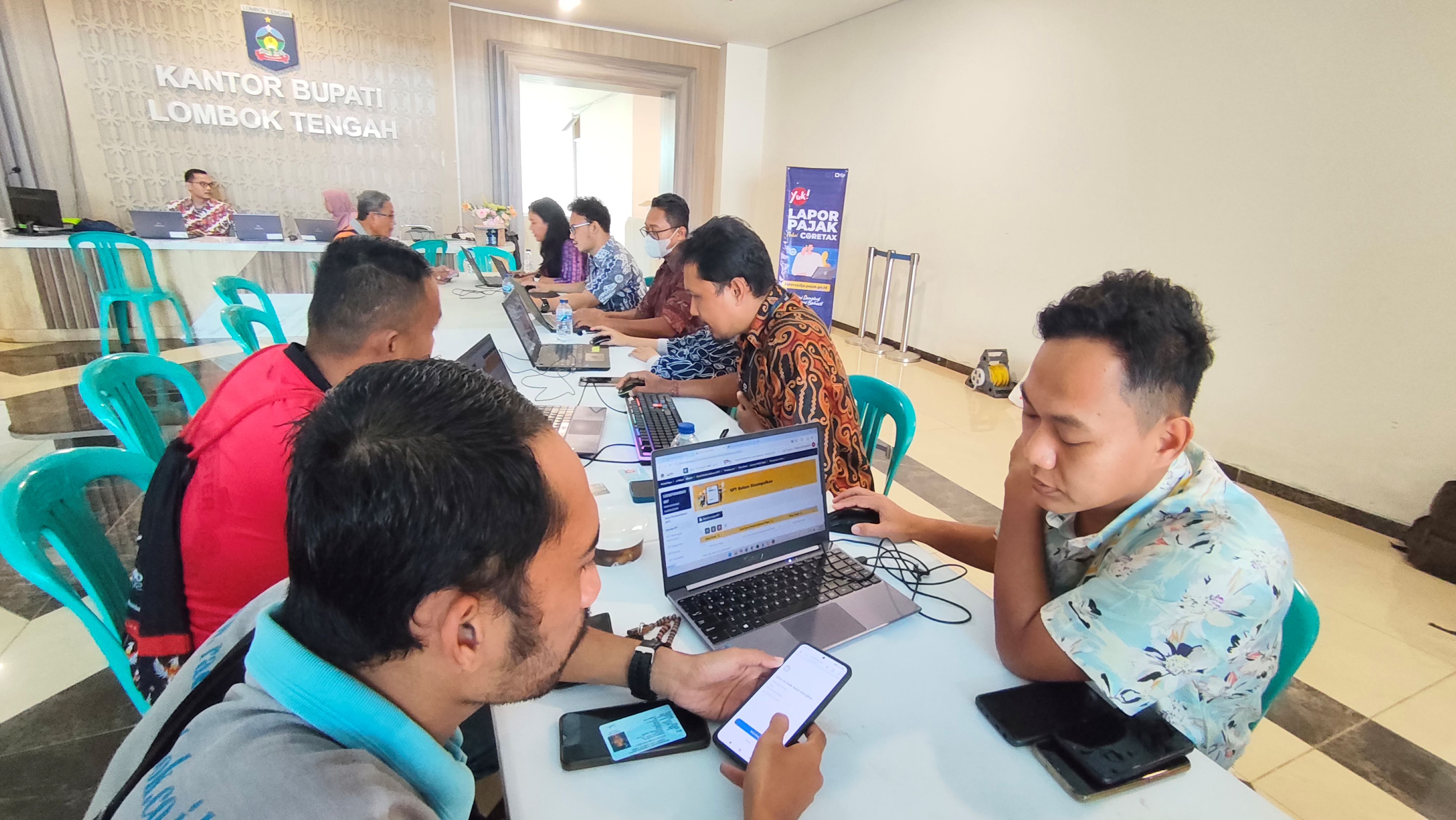 Sejumlah stan DJP Nusa Tenggara memberikan pelayanan sementara Lapor Pajak kepada para ASN lingkup pemkab Loteng di lobi kantor bupati setempat, Jumat (27/3). 