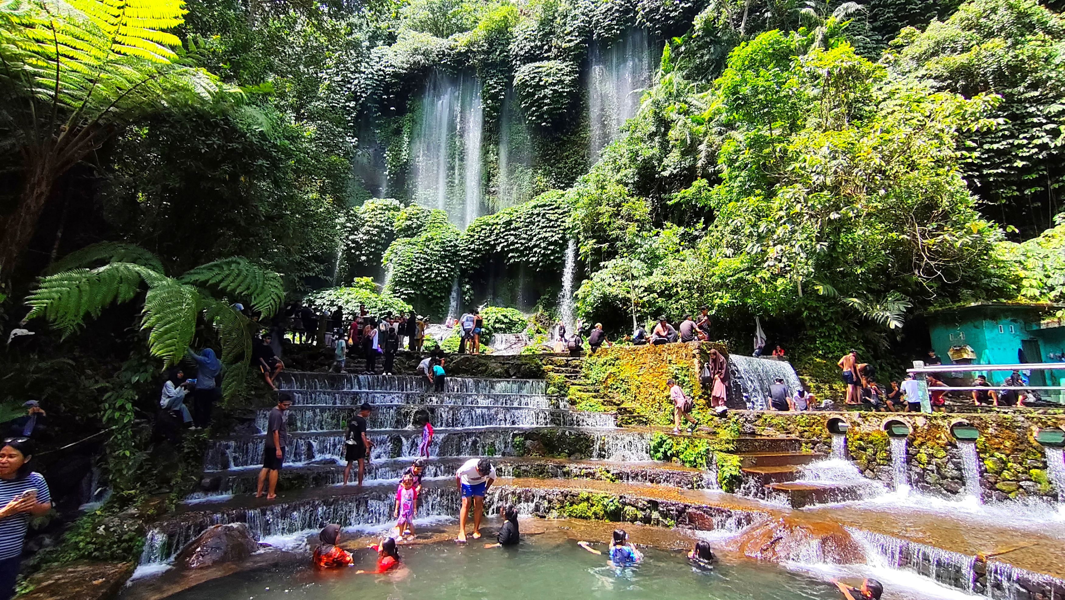 Puluhan wisatawan datang silih berganti menikmati kesejukan dan dinginnya Air Terjun Benang Kelambu di Desa Aik Dareq, Batukliang Utara, Lombok Tengah, Kamis (26/3) lalu.