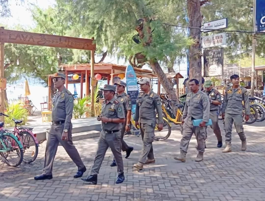 JAGA KEAMANAN' Satpol PP KLU menerjunkan 80 personel untuk melakukan pengamanan di tempat wisata pada perayaan lebaran Topat