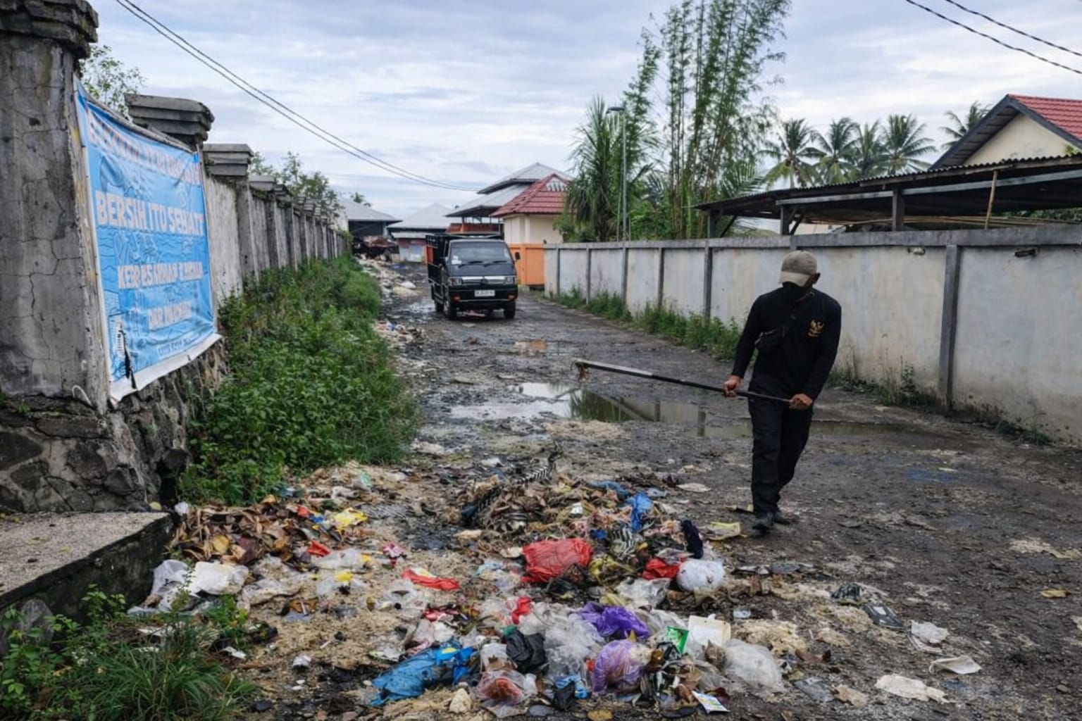 BUTUH KESADARAN KOLEKTIF: Sampah berserakan di salah satu sisi area pasar Tanjung. DLH KLU menyebut, sampah bukan bukan murni dari aktivitas pasar.