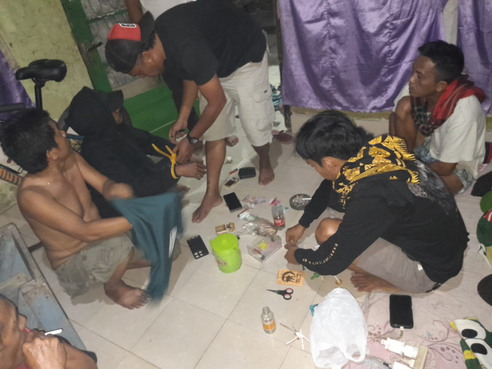 Tim Satreskoba Polres Lotim saat melakukan penggeledahan terhadap SS terduga pengedar narkoba