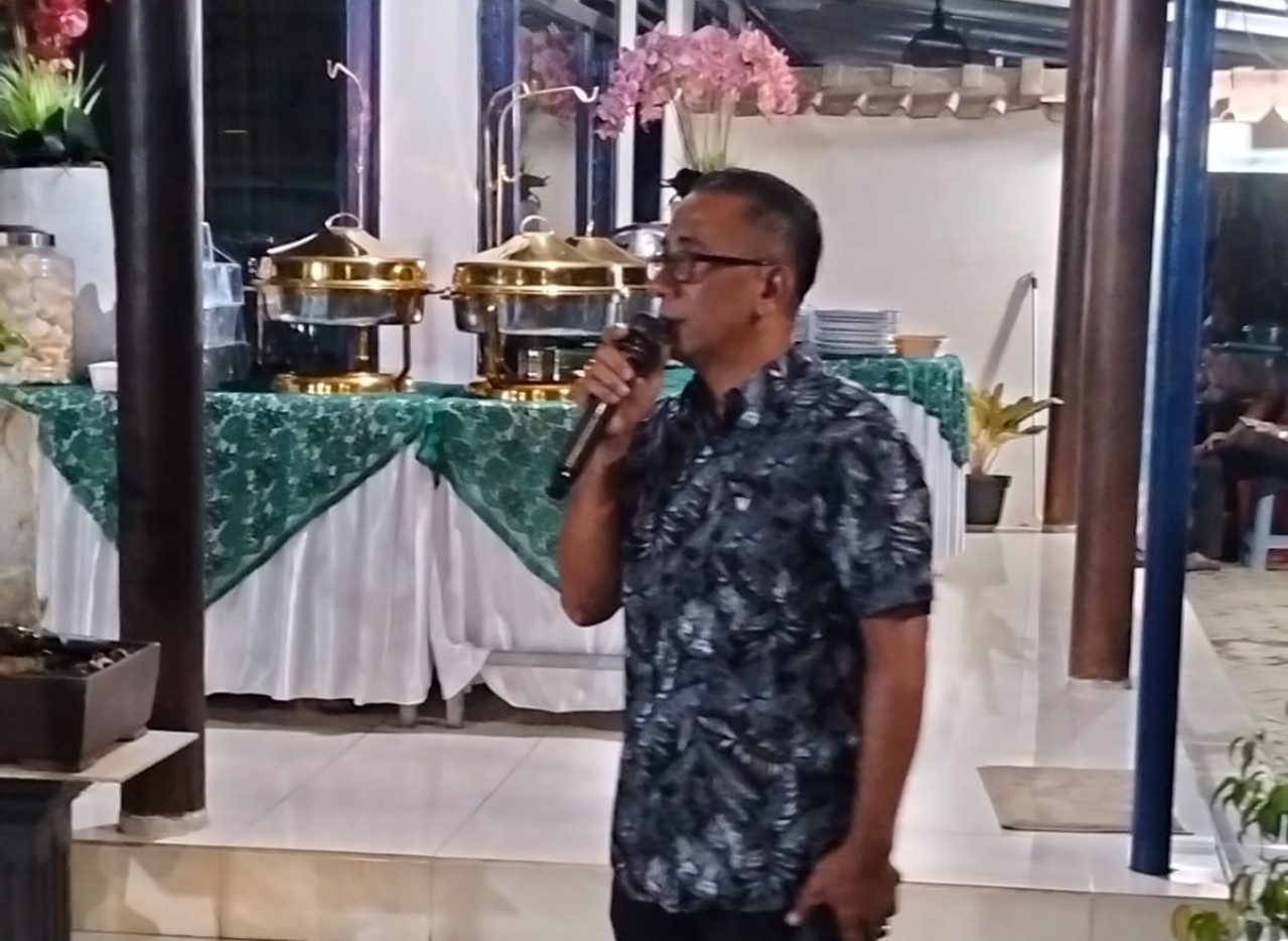 Lalu Yusranullah, Kaling Taman Kapitan memberikan sambutan dalam acara Hahal Bihalal.