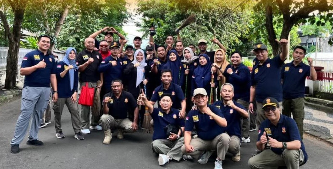 Ratusan personil Satpol PP NTB berjibaku dengan tumpukan sampah dalam rangka memperingati HUT ke-76 Satpol PP dan HUT ke-64 Satlinmas.