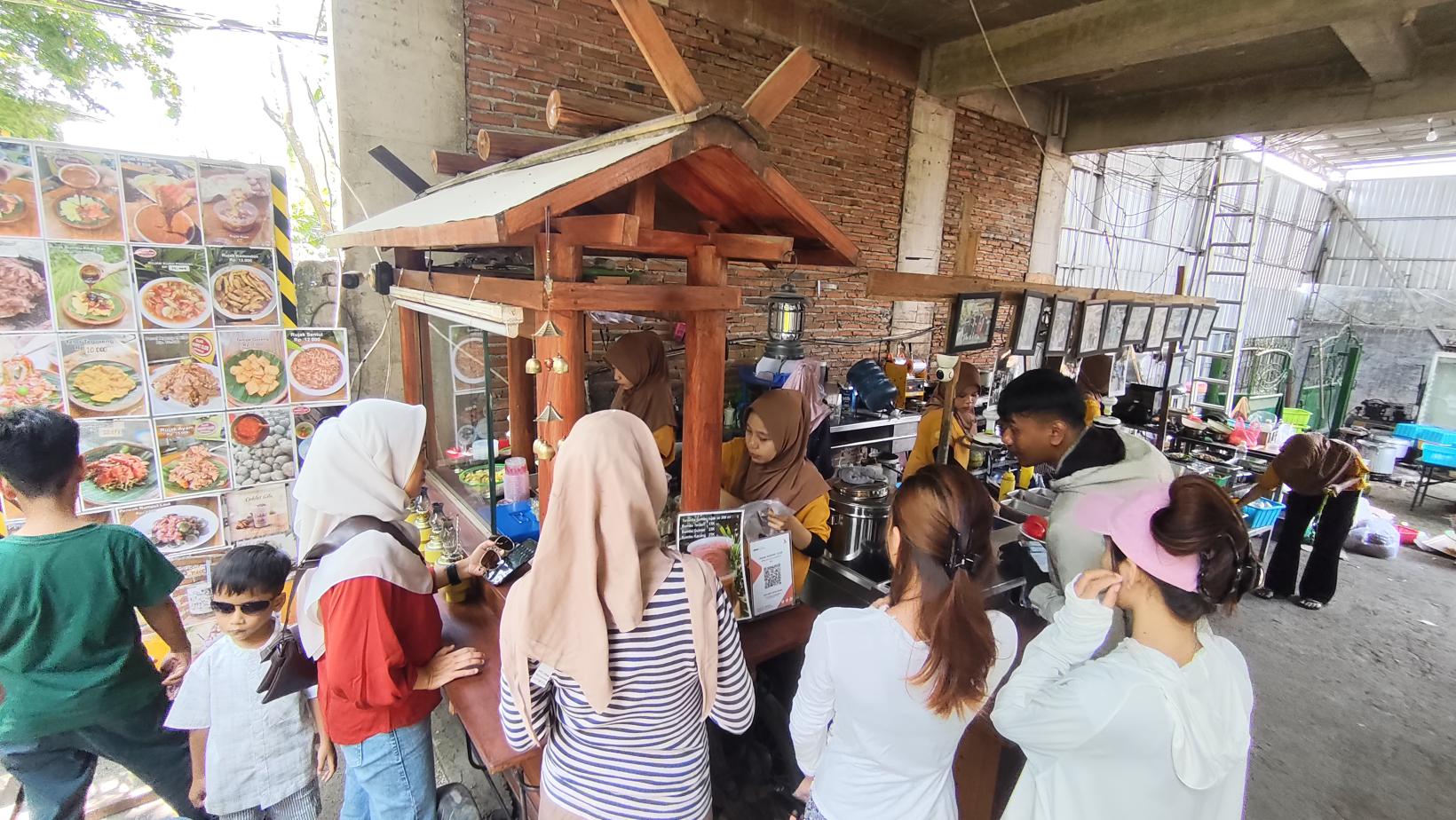 Rujak Ngempet Elor menjadi salah satu destinasi kuliner yang selalu ramai pembeli di Desa Banyumulek, Kediri, Lombok Barat. 