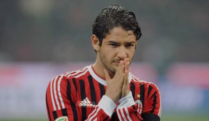 Mantan striker AC Milan Alexandre Pato. 