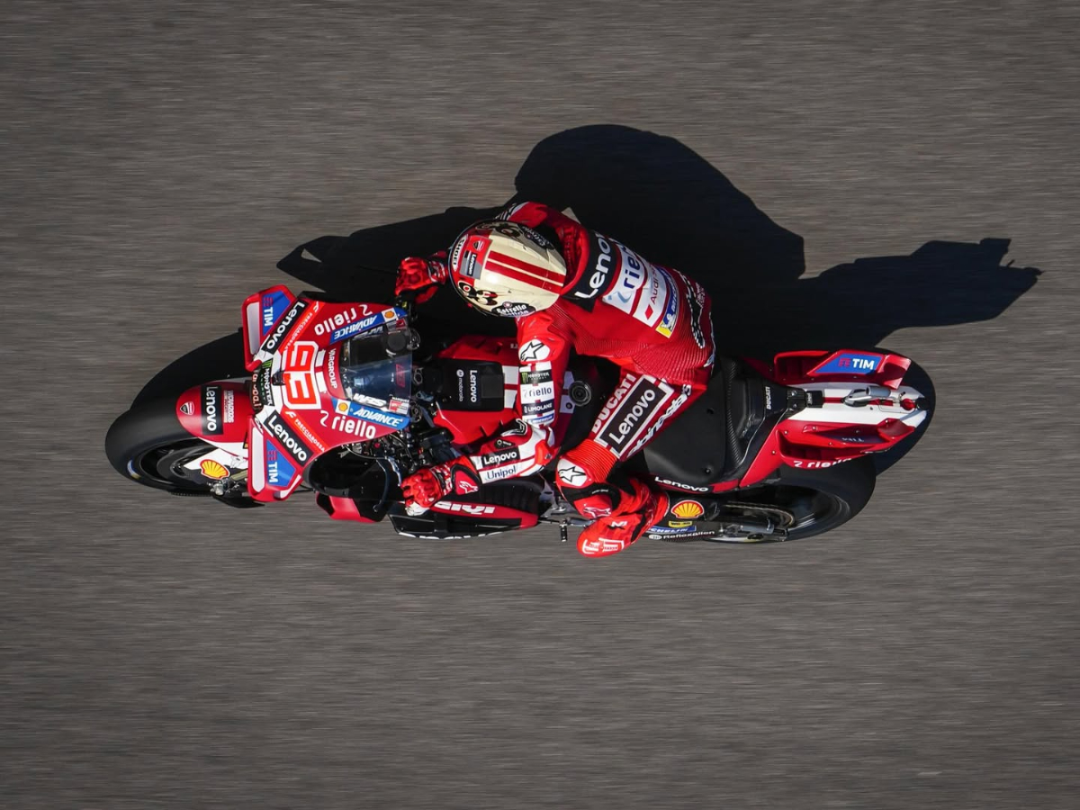 Marc Marquez bangkit dan jadi tercepat di Practice MotoGP Amerika Serikat usai crash. Tampil dominan di COTA jelang kualifikasi.