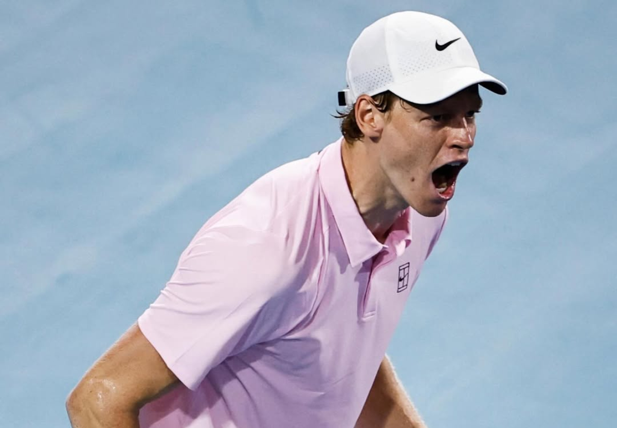 Jannik Sinner kalahkan Laexander Zverev di semifinal Miami Open 2026, perpanjang rekor dan dekati Sunshine Double. Tantang Jiri Lehecka di final.