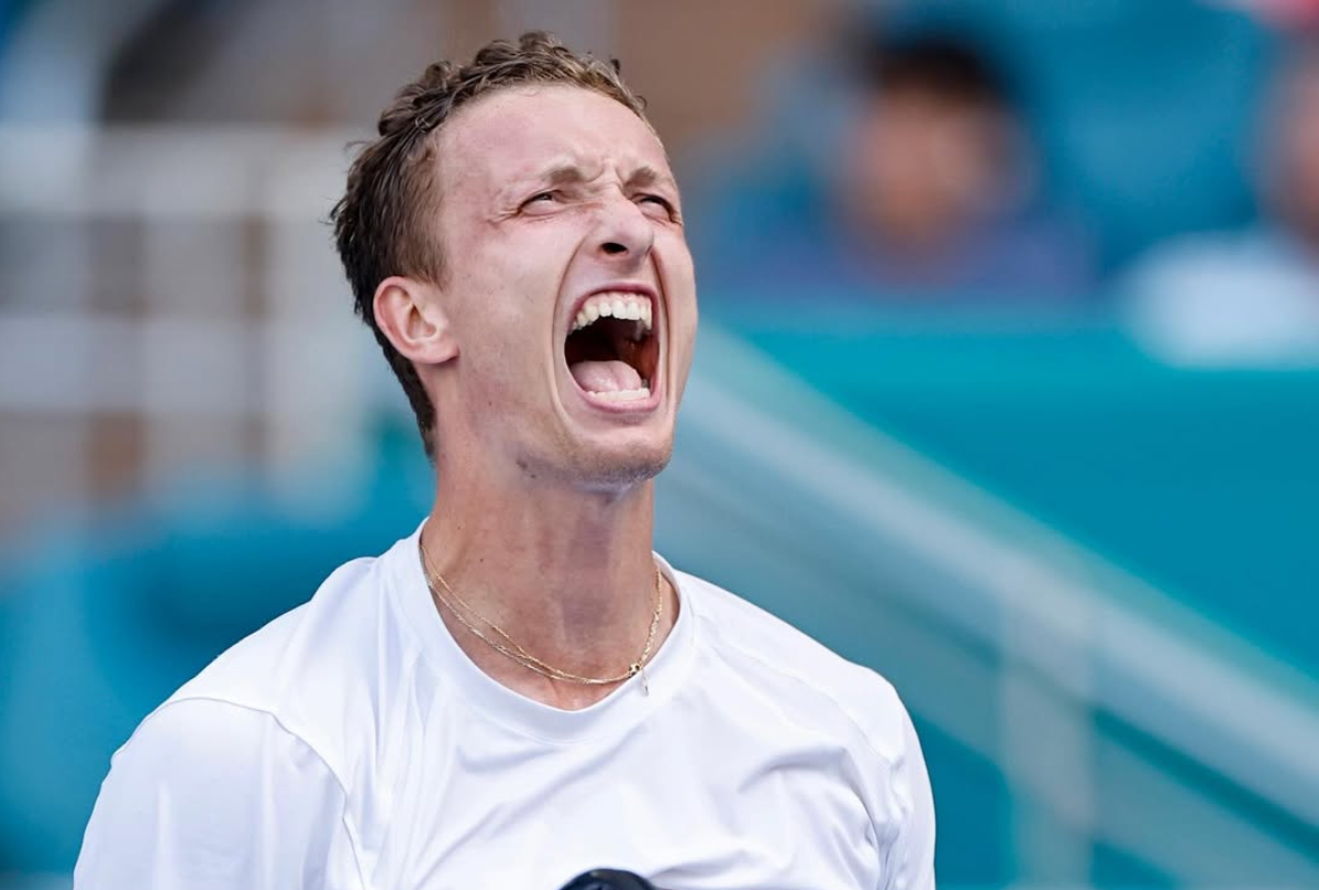 Jiri Lehecka menggila di Miami Open usai kalahkan Arthur Fils. Tembus final Masters 1000 pertama dan siap hadapi Jannik Sinner atau Alexander Zverev.