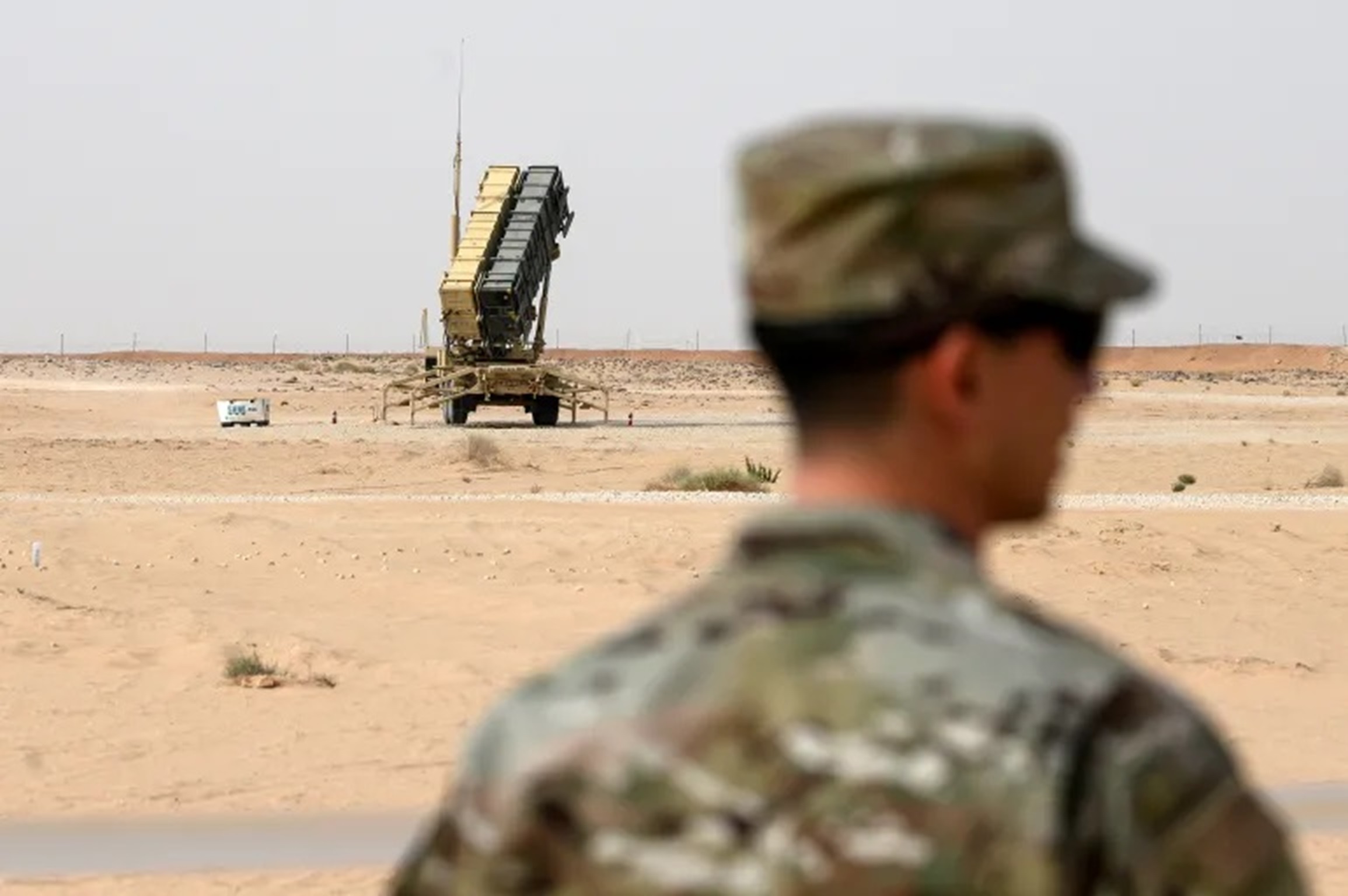 Seorang anggota Angkatan Udara Amerika Serikat berdiri di dekat rudal Patriot di Pangkalan Udara Pangeran Sultan di al-Kharj, Arab Saudi bagian tengah. (Andrew Caballero-Reynolds/Pool melalui AP)
