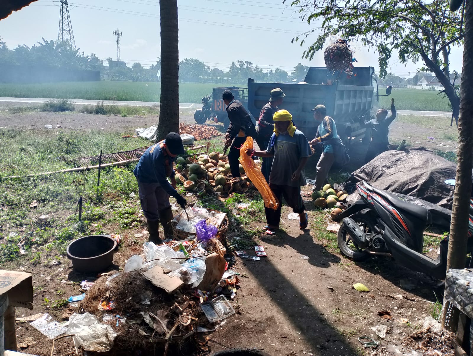Tim dari Dinas PUPR Kota Mataram membersihkan sampah sisa perayaan Lebaran Topat,  Minggu (29/3). 