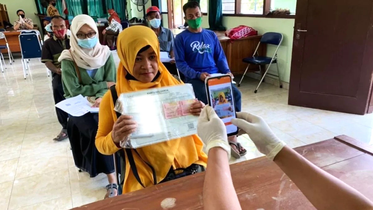 Ilustrasi KPM melakukan pencairan Bansos PKH dan sembako di daerah.