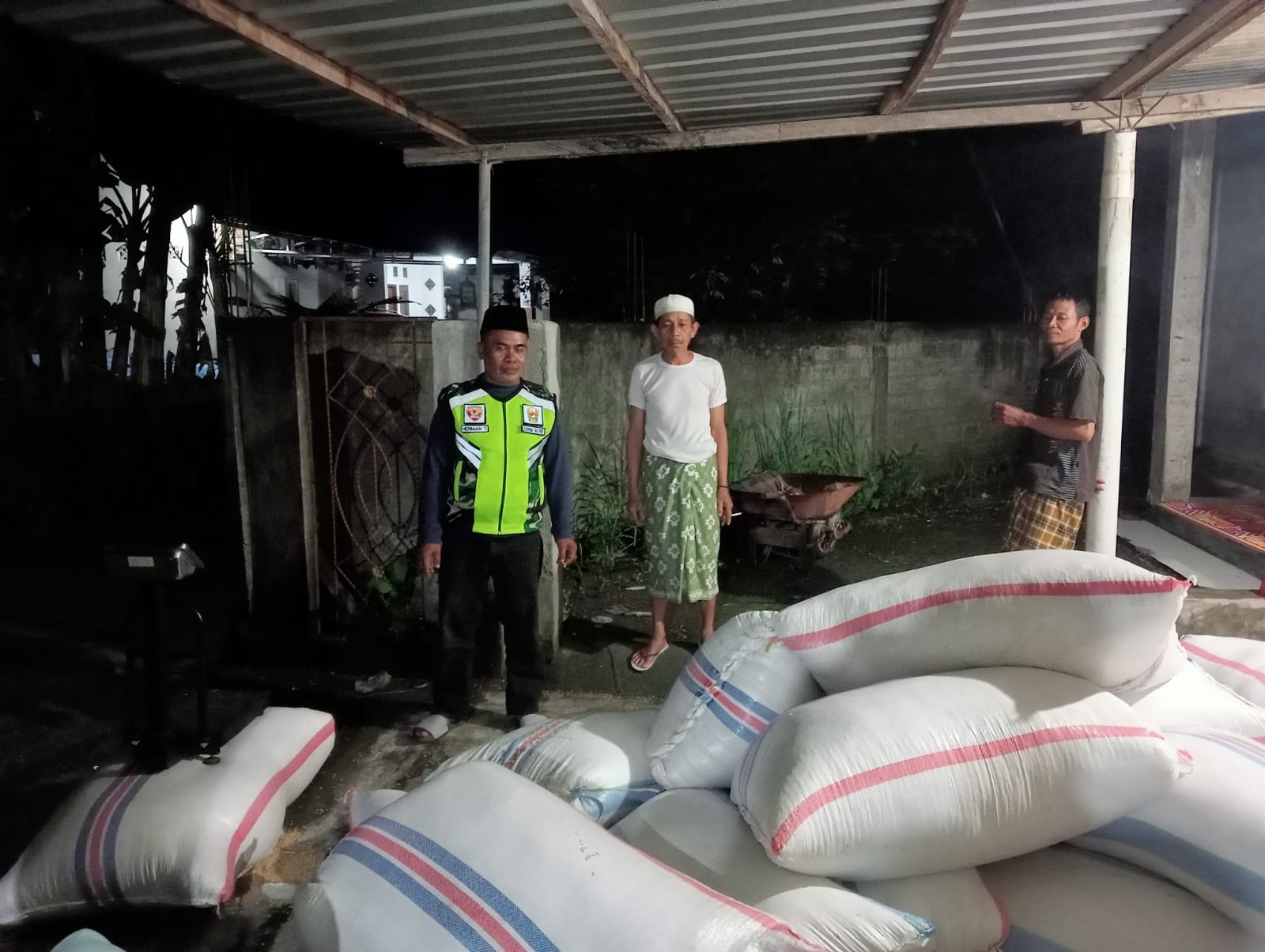 Babinsa awasi ketat proses penyerapan gabah petani oleh Bulog hingga malam hari di Lombok Tengah. 