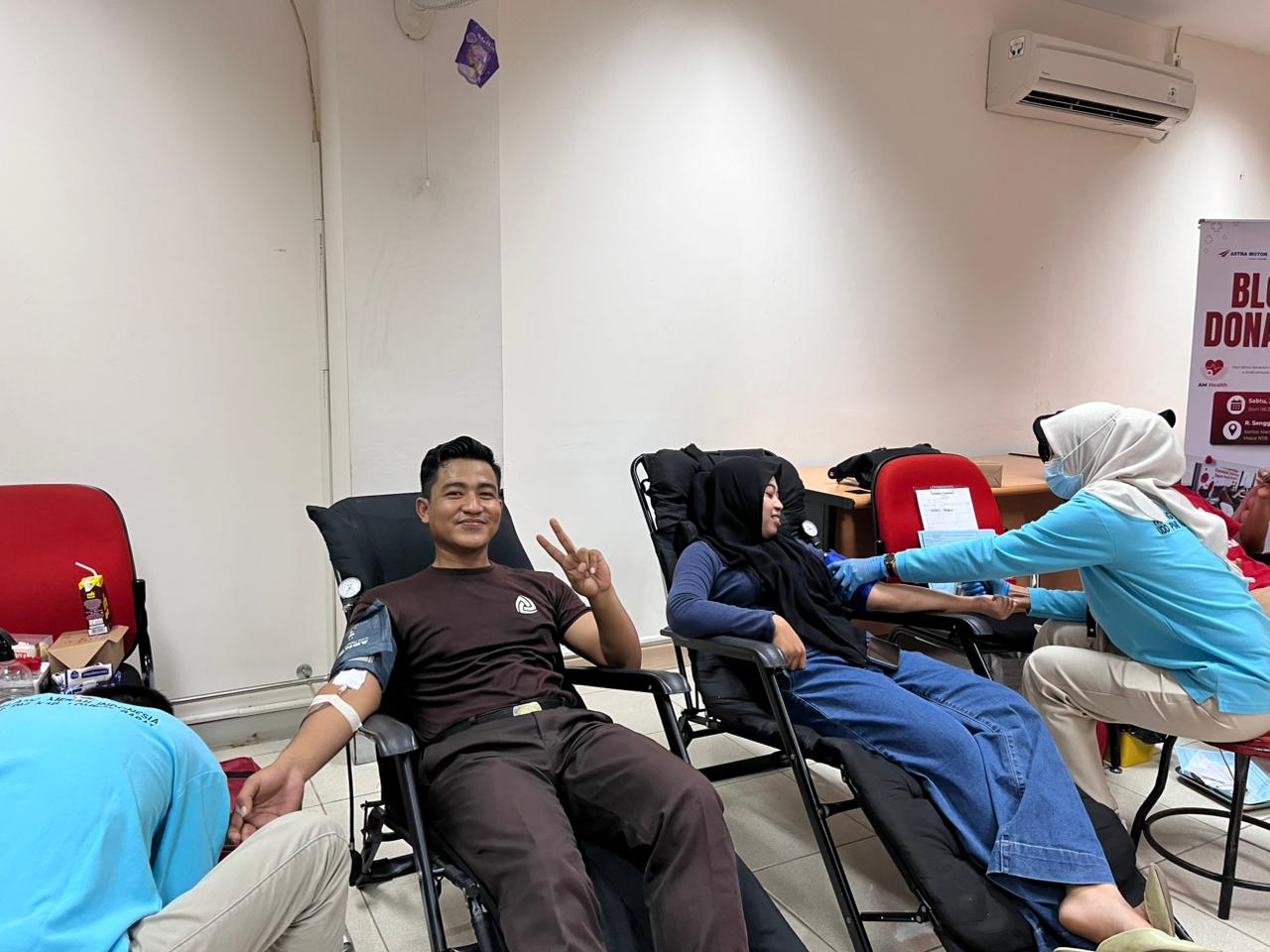 Peduli Sesama : Karyawan Astra Motor NTB saat donor darah. (Honda for Lombok Post)