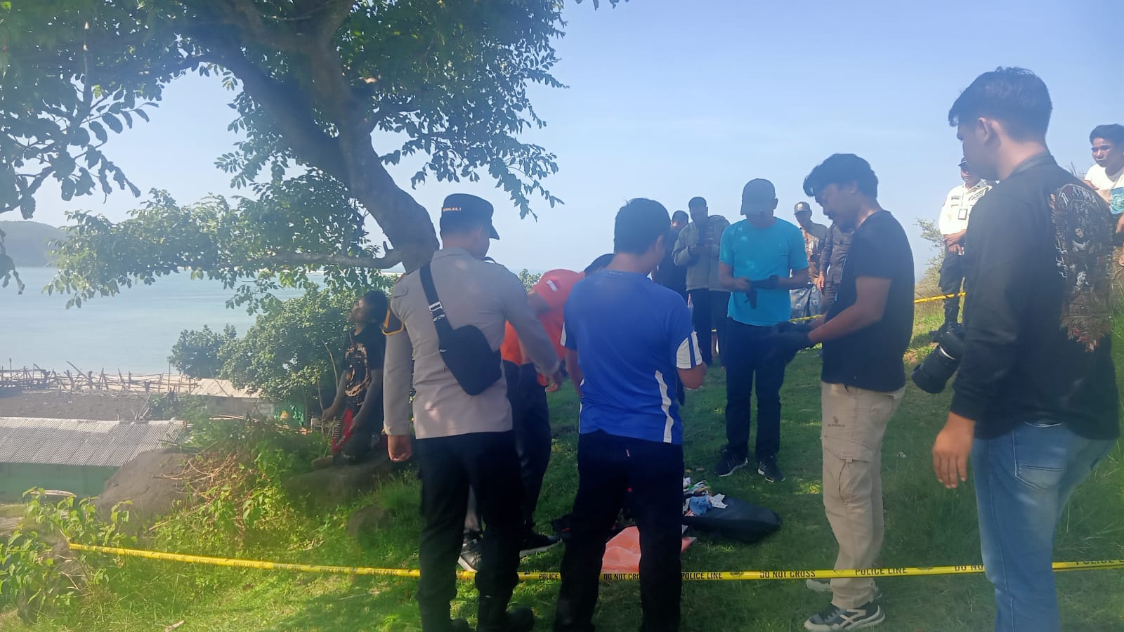 Polres Lombok Tengah evakuasi penemuan mayat diduga gantung diri di Desa Sengkol, Pujut, Minggu (29/3). 