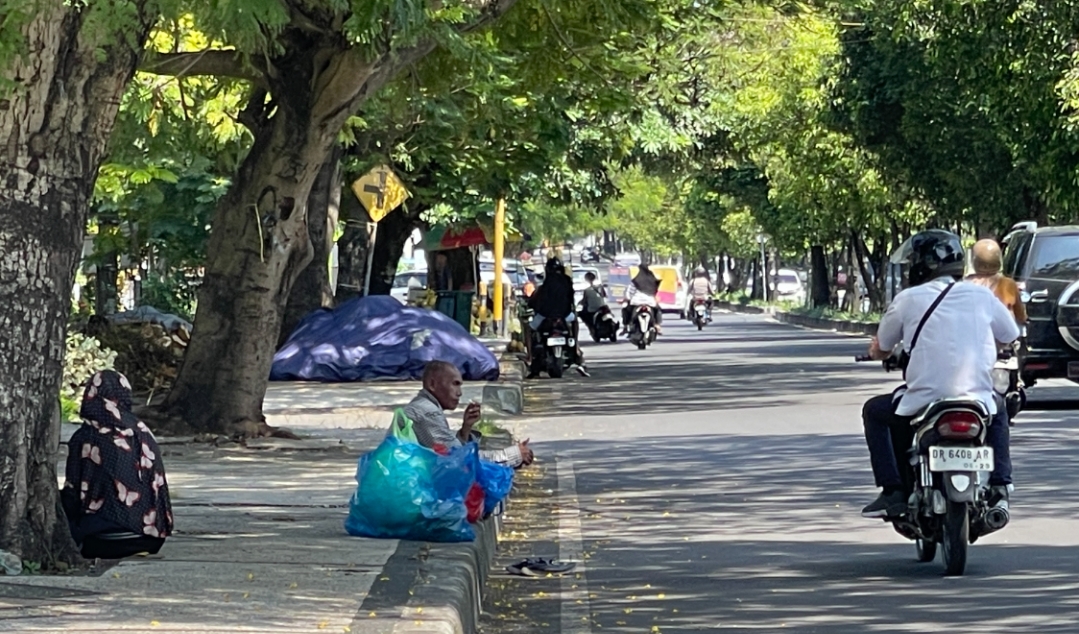 Seorang peminta duduk menunggu belas kasih pengendara yang melintas di jalan Majapahit, Kota Mataram, beberapa waktu lalu.