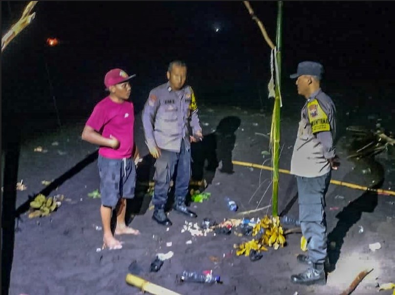 CEK LOKASI: Petugas kepolisian Lumajang saat mendatangi lokasi kejadian beberapa orang yang tersambar petir, Minggu (29/3).