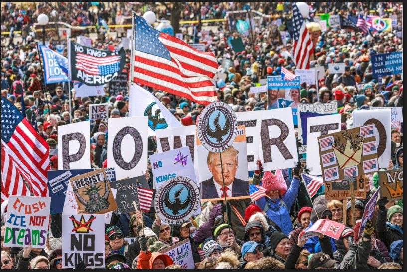 DIDEMO RAKYATNYA: Warga AS berdemo di pusat kota Houston, Sabtu (28/3) waktu setempat. Warga memprotes kebijakan Presiden AS Donald Trump yang dianggap otoriter dan bentuk pemerintahan kejam.