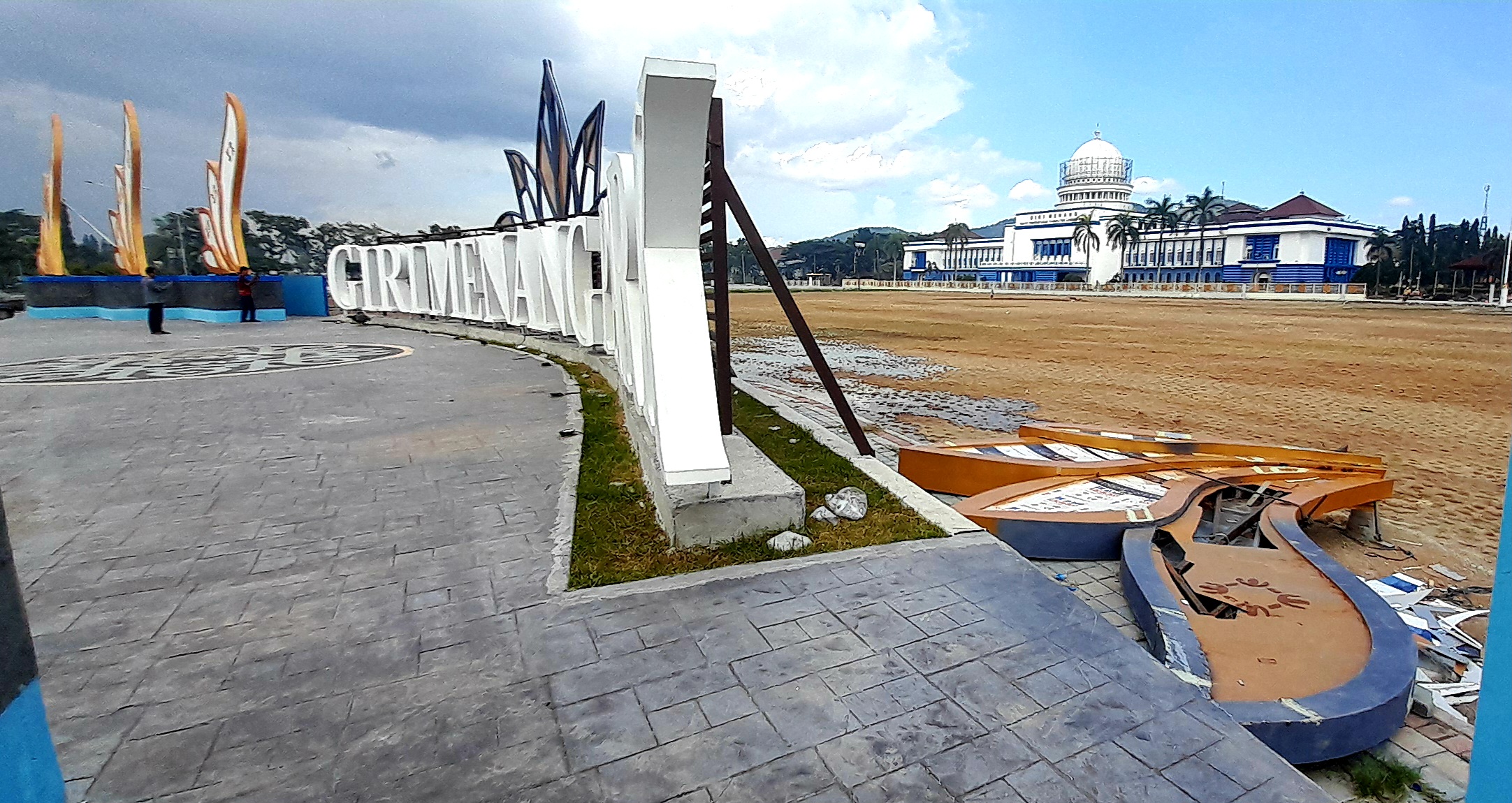 KEJAR TAYANG: Proyek Alun-alun GMP Lombok Barat mendapat sorotan setelah sayapnya diduga patah. Namun Dinas PUPRPKP Lobar membantah sayapnya rusak melainkan sengaja sedang diperbaiki.
