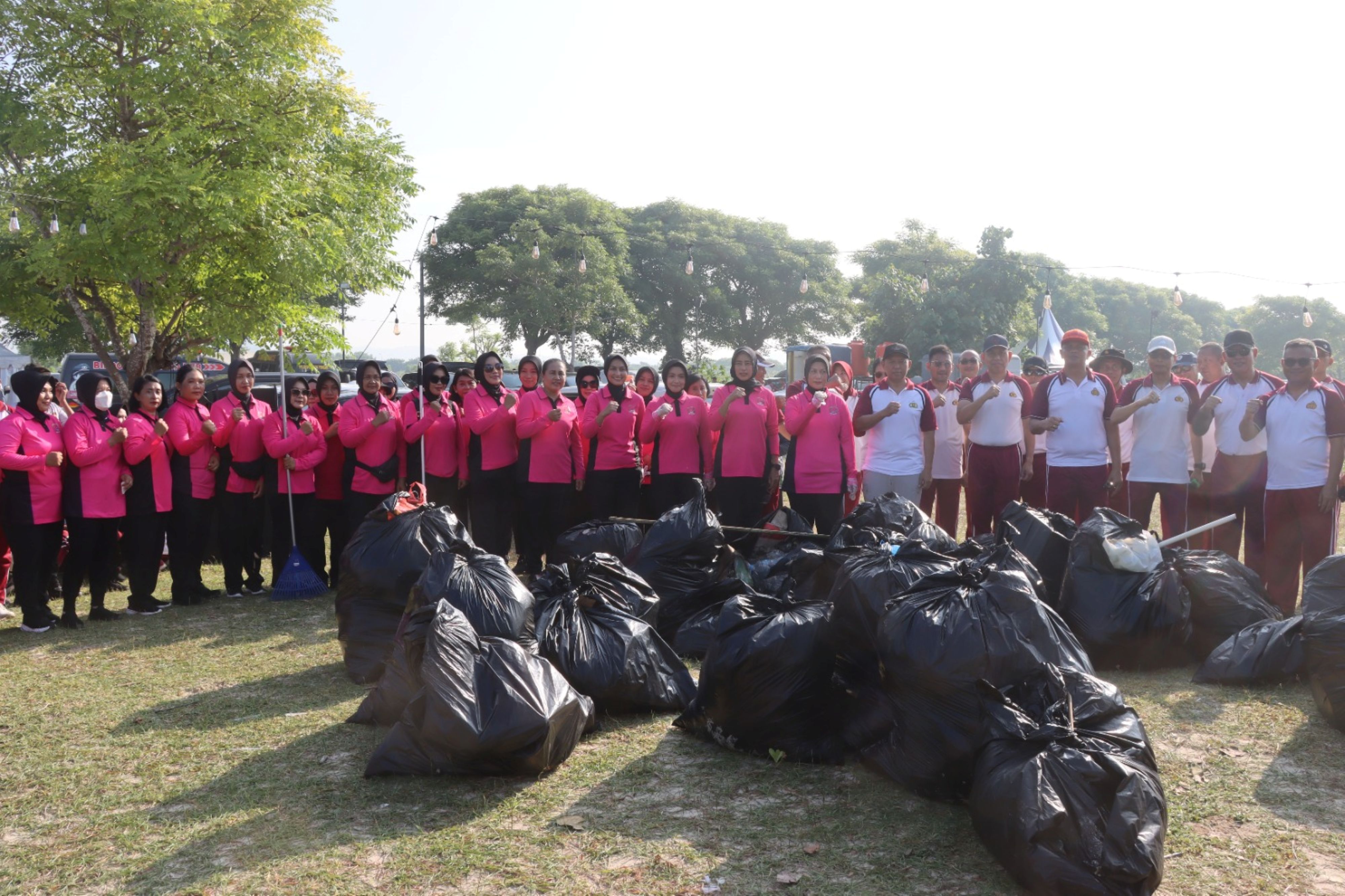 Kapolda NTB Irjen Pol Edy Murbowo beserta jajaran Polres Lombok Tengah berkegiatan bersih-bersih di Pantai Tanjung Aan, Lombok Tengah, Sabtu (28/3). 