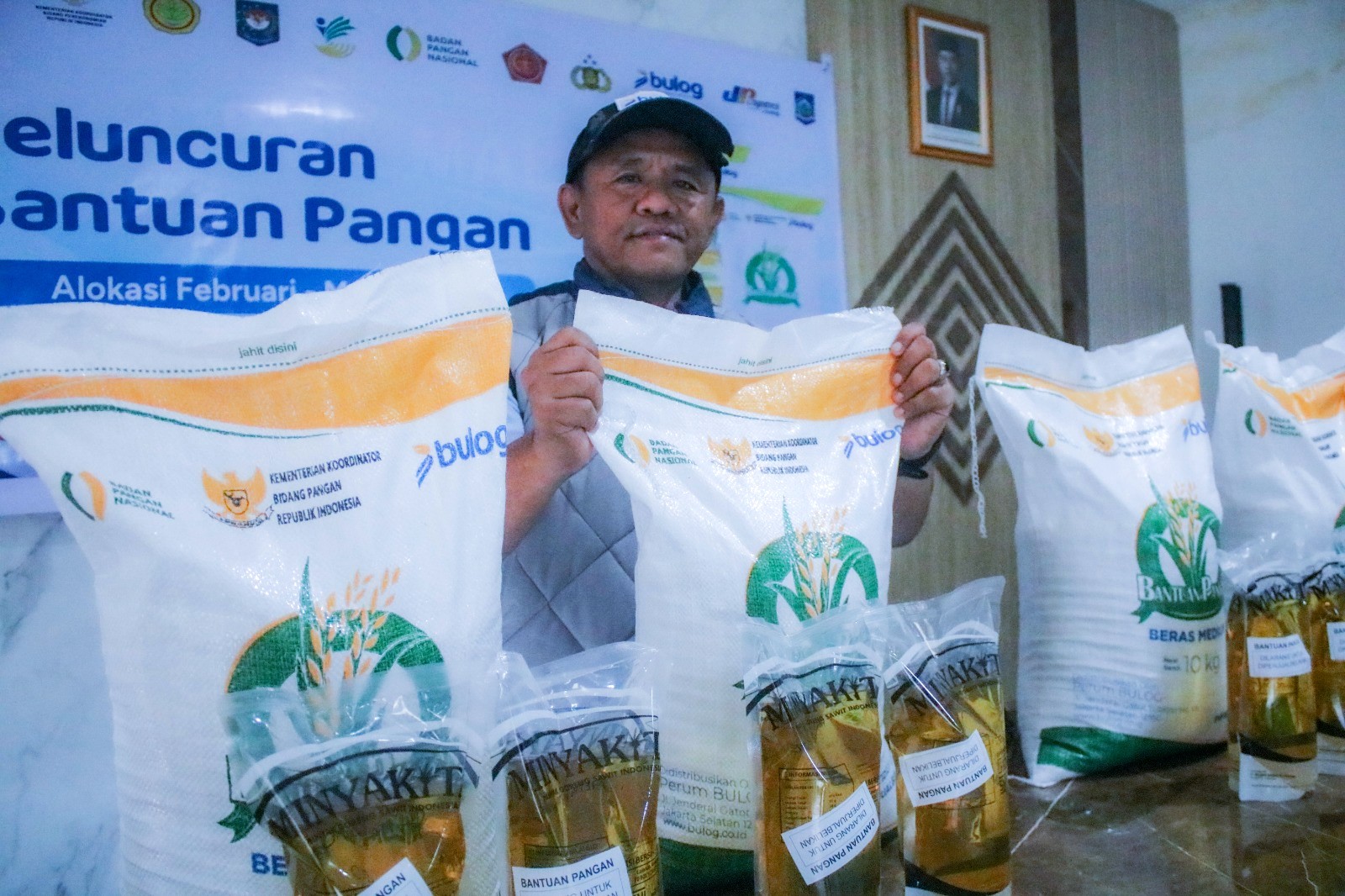 STABILISASI HARGA: Pimwil Bulog NTB Mara Kamin Siregar menyalurkan bantuan pangan beras dan minyak goreng di Kota Mataram, Jumat (27/3).
