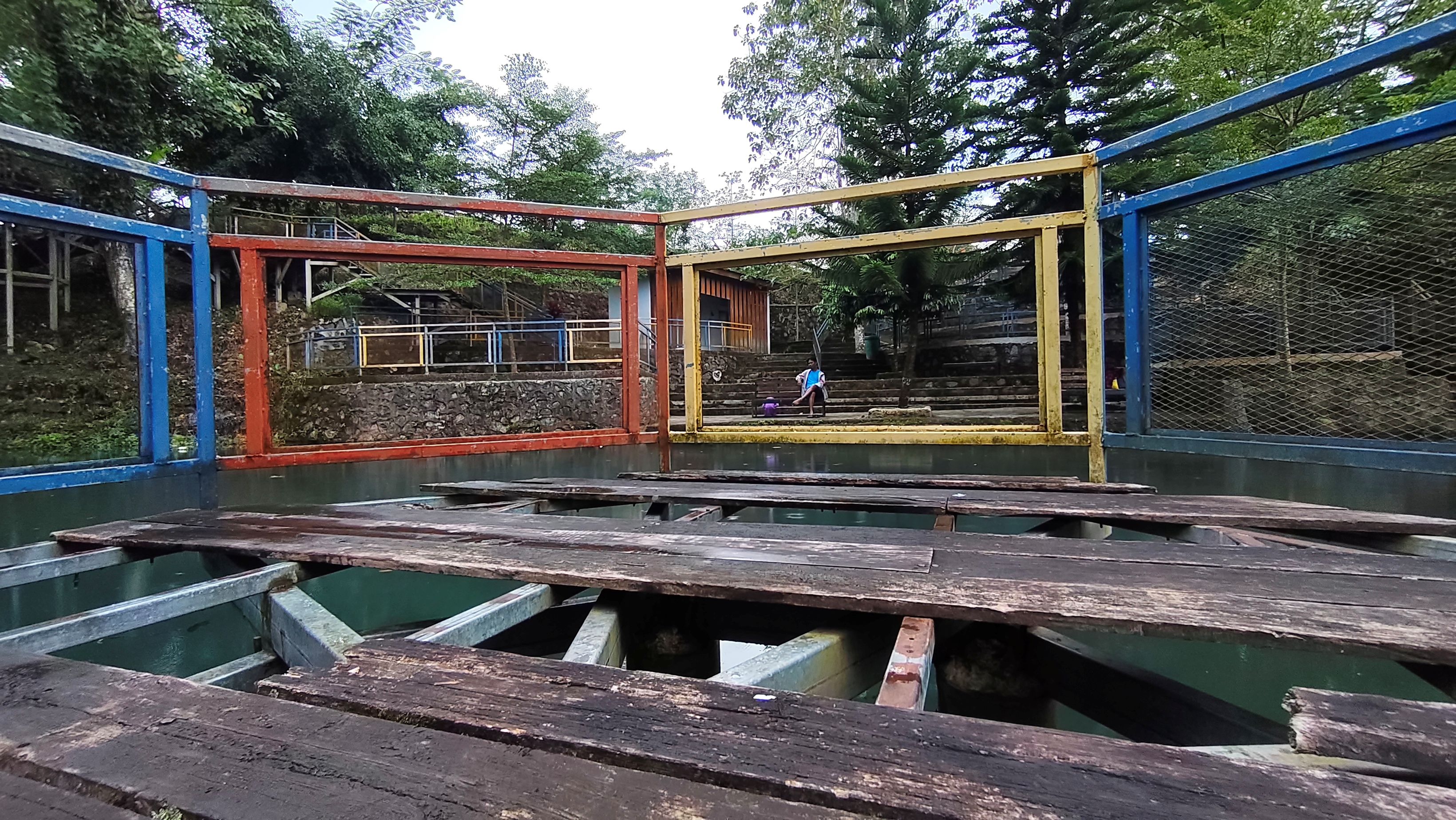 Kondisi fasilitas wisata yang sebagian besar rusak dan patah di Wisata Alam Danau Biru, Desa Karang Sidemen, Batukliang Utara, Lombok Tengah, Jumat (27/3). 