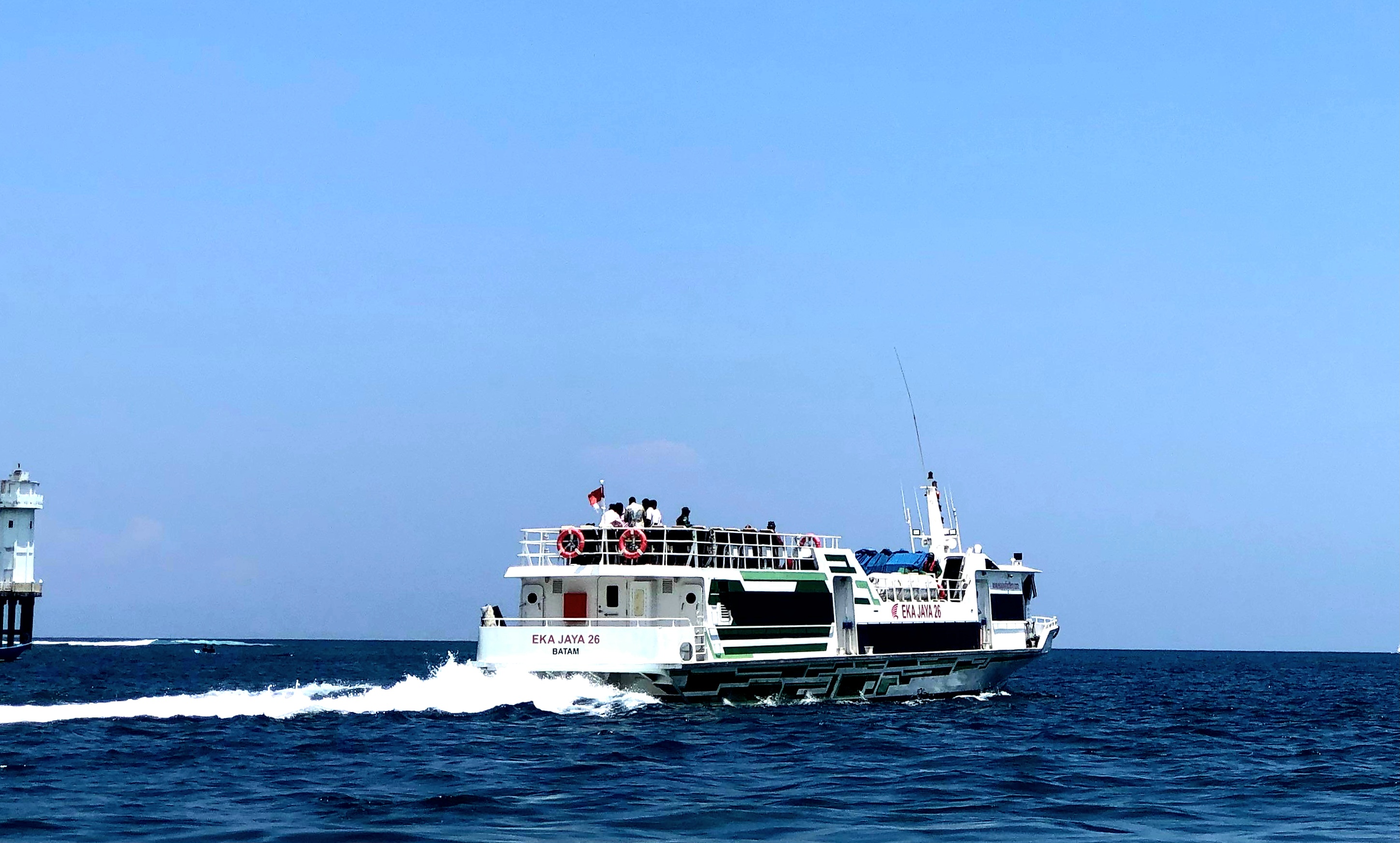 MAKIN RAMAI: Salah satu kapal cepat saat melintas di Dermaga Senggigi Lombok Barat, Sabtu (29/3). 