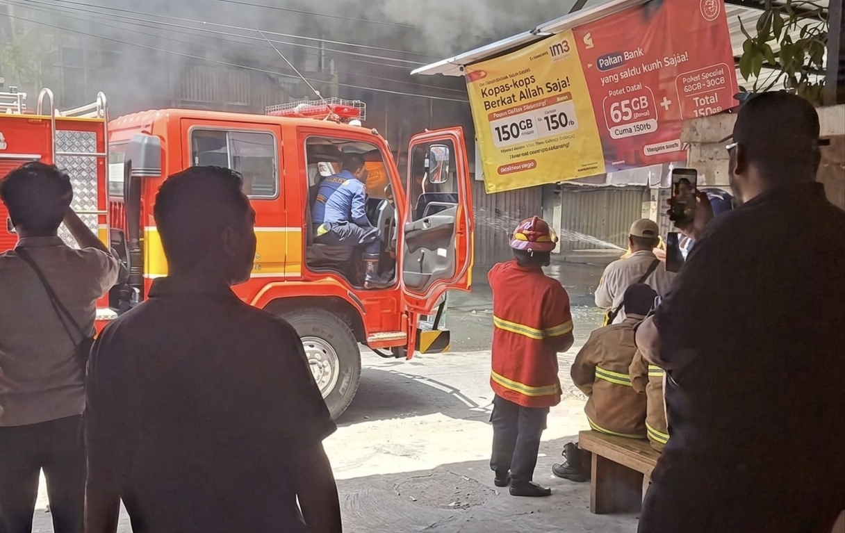 Sejumlah petugas pemadam kebakaran bersiap-siap untuk memadamkan api di gudang oli yang terbakar di wilayah Ampenan, Kota Mataram, Senin (30/3). 